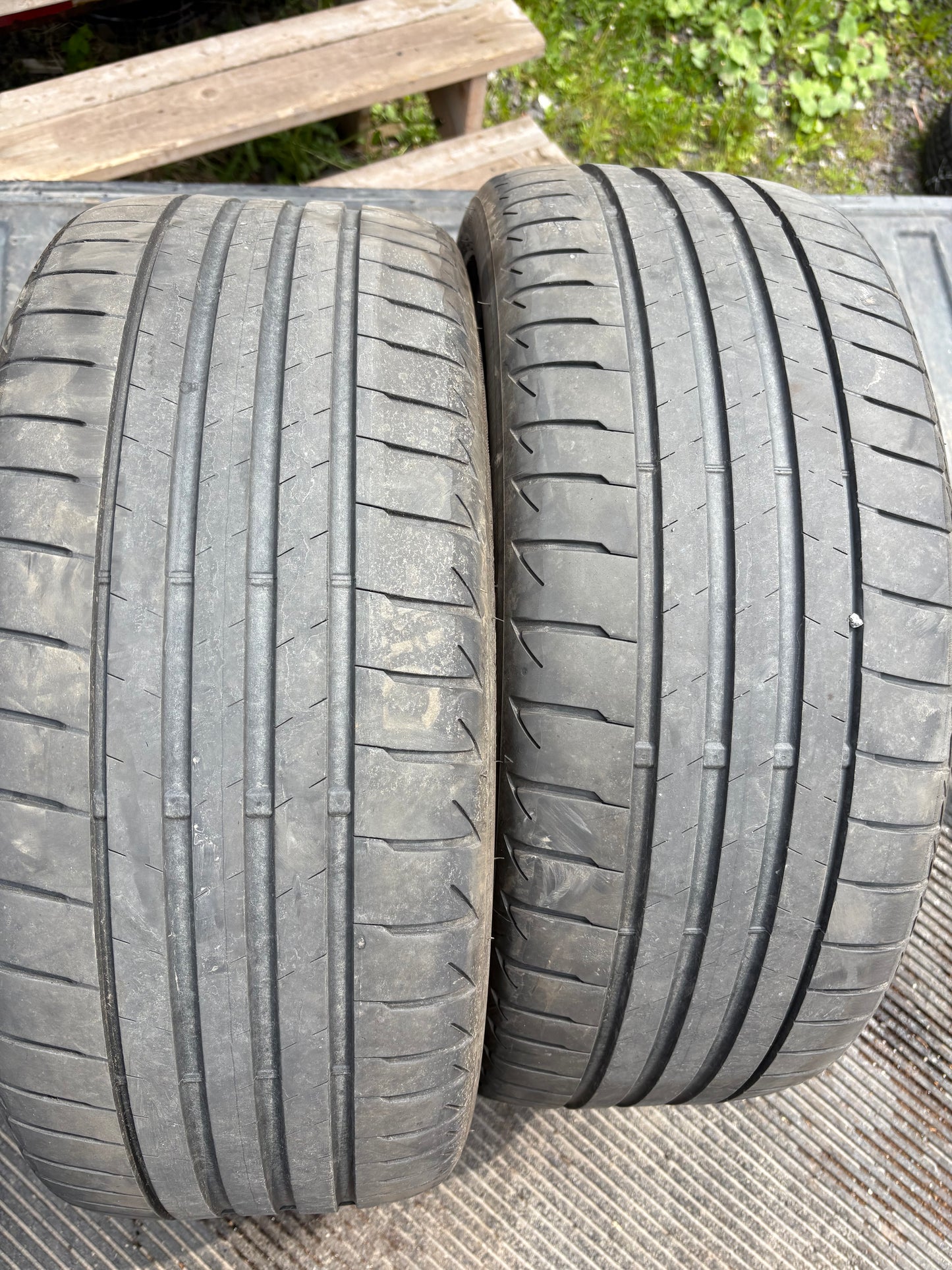 2 pneus d ete 225/40r19 Yokohama en bon etat