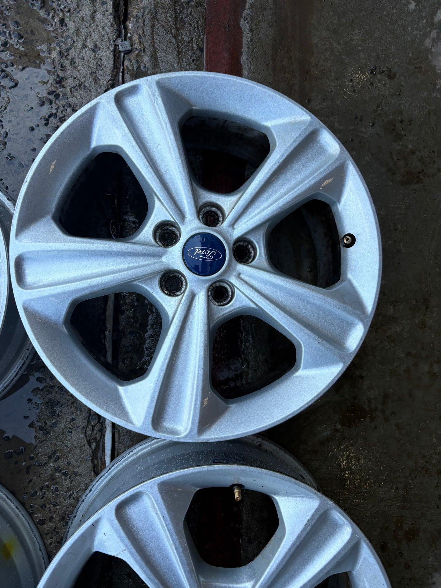 4 mags 17 pouces ford 5x108 en parfait état