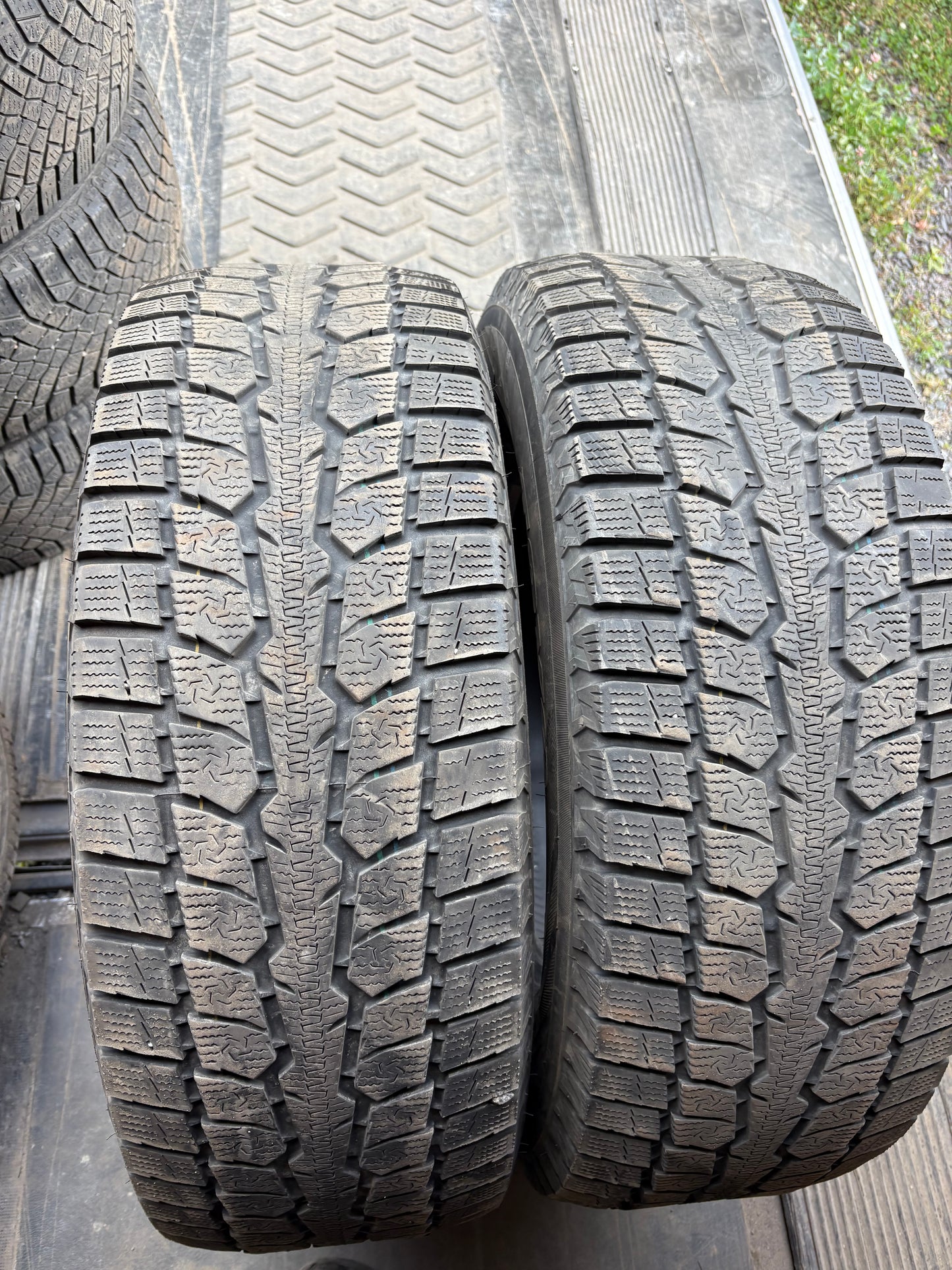 2 pneus d hiver 265/70r17 toyo en bon etat
