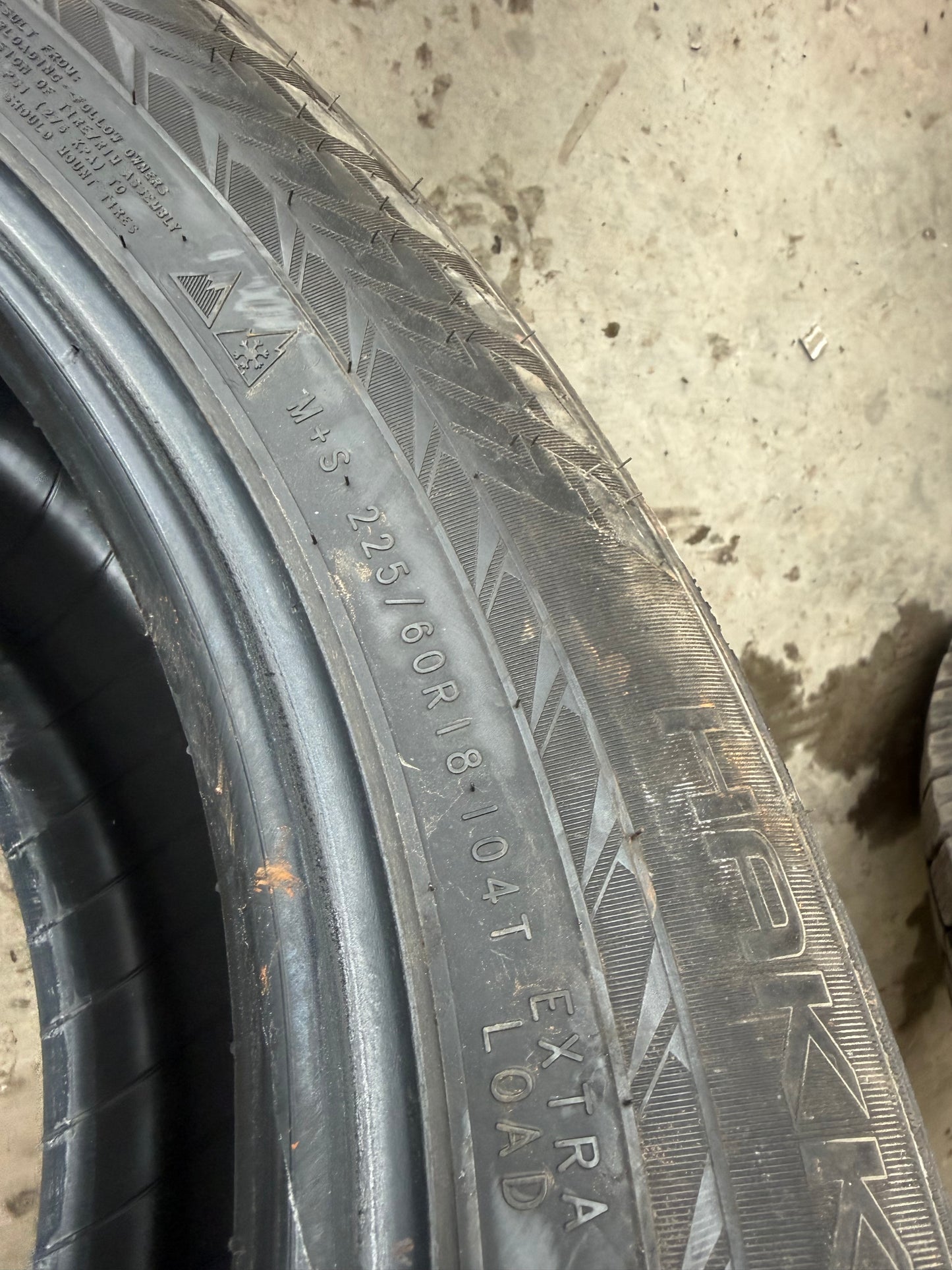 4 pneus d hiver 225/60r18 nokian a clou en bon état