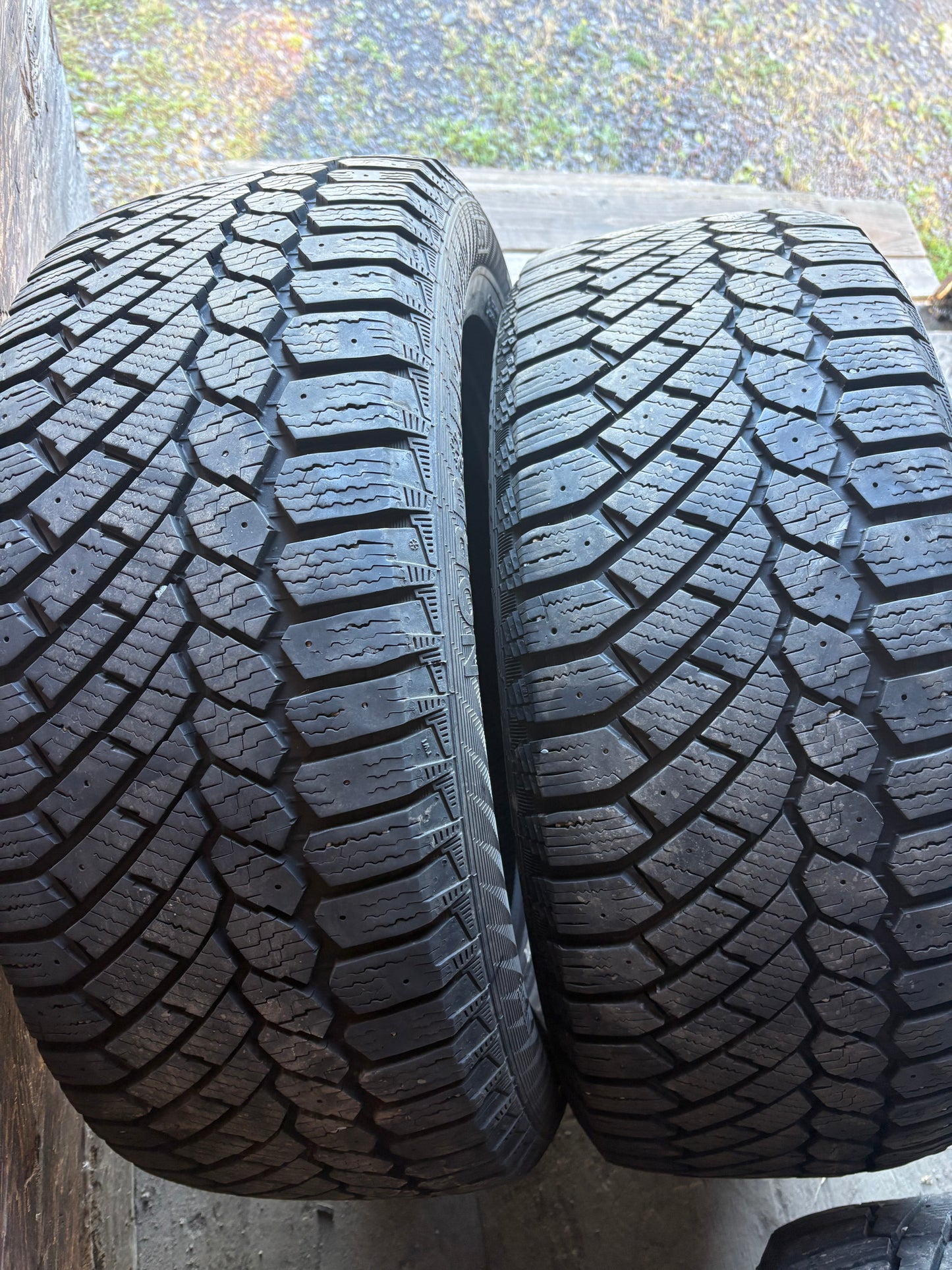 2 pneus d hiver 235/55r17 gislaved a l etat neuf