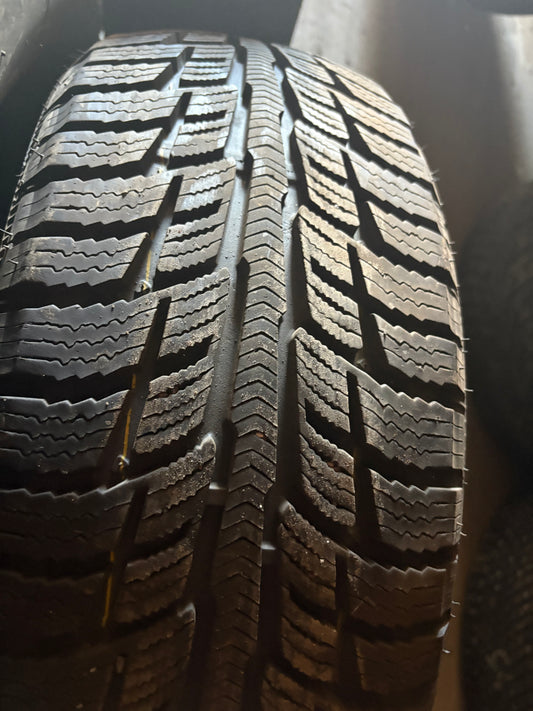 2 pneus d hiver 215/60r17 Bf goodrich a l etat neuf