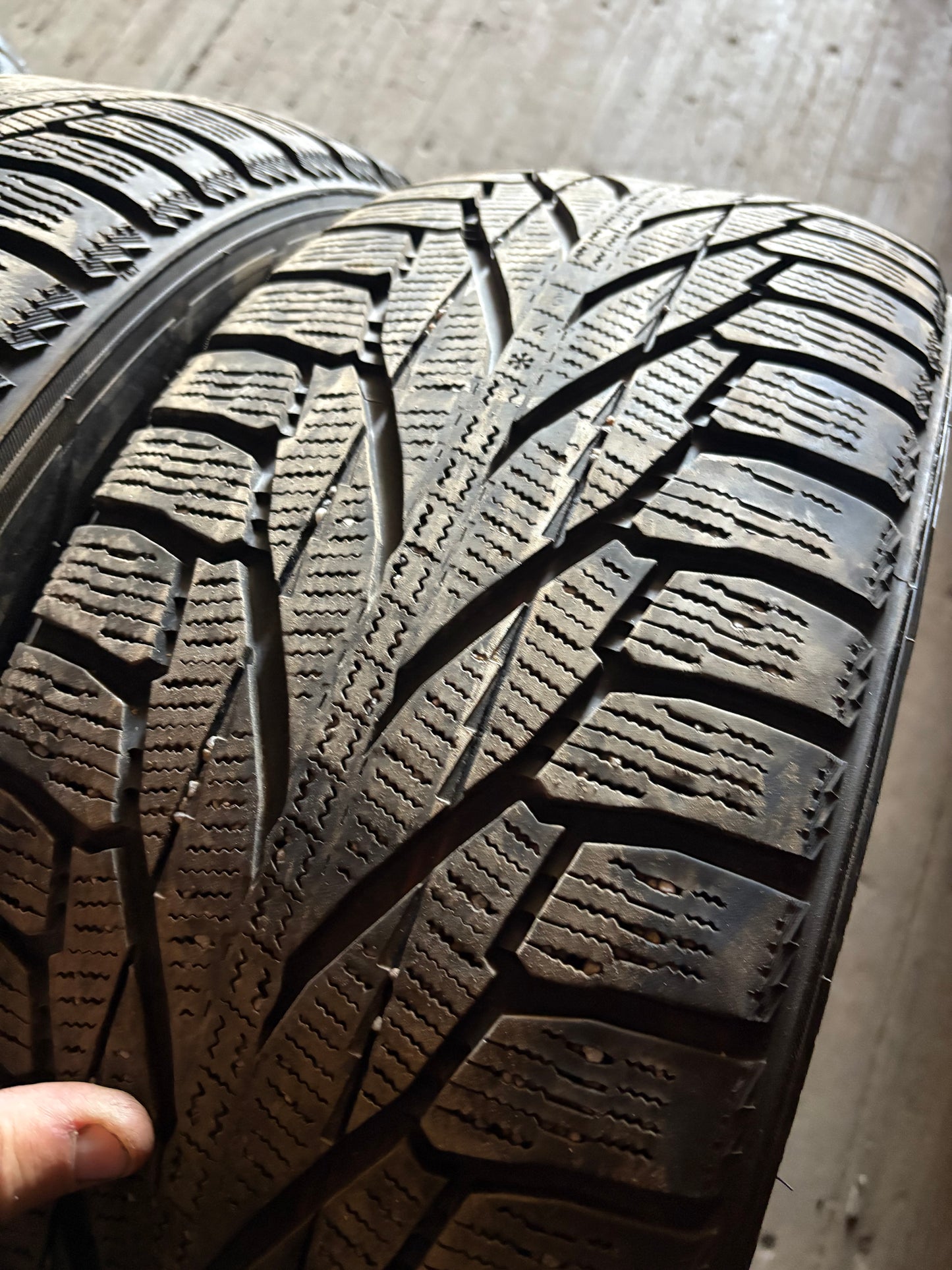 2 pneus d hiver 235/55r19 nokian en bon etat