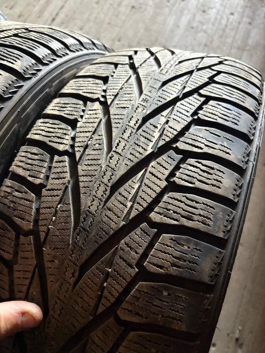 2 pneus d hiver 235/55r19 nokian en bon etat