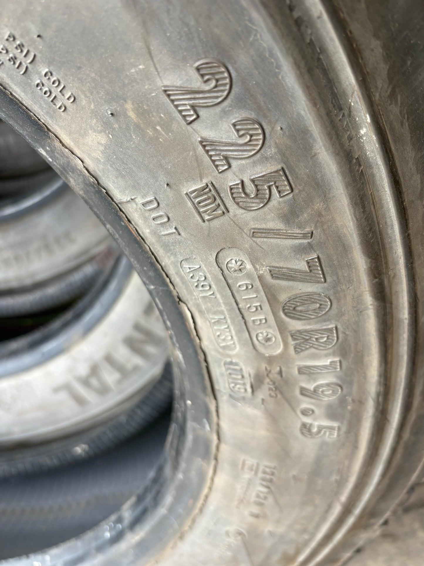 6 pneus d ete 225/70r19,5 continental
