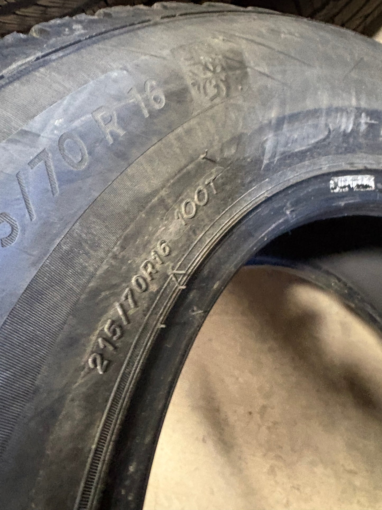 2 pneus d hiver 215/70r16 michelin en bon état