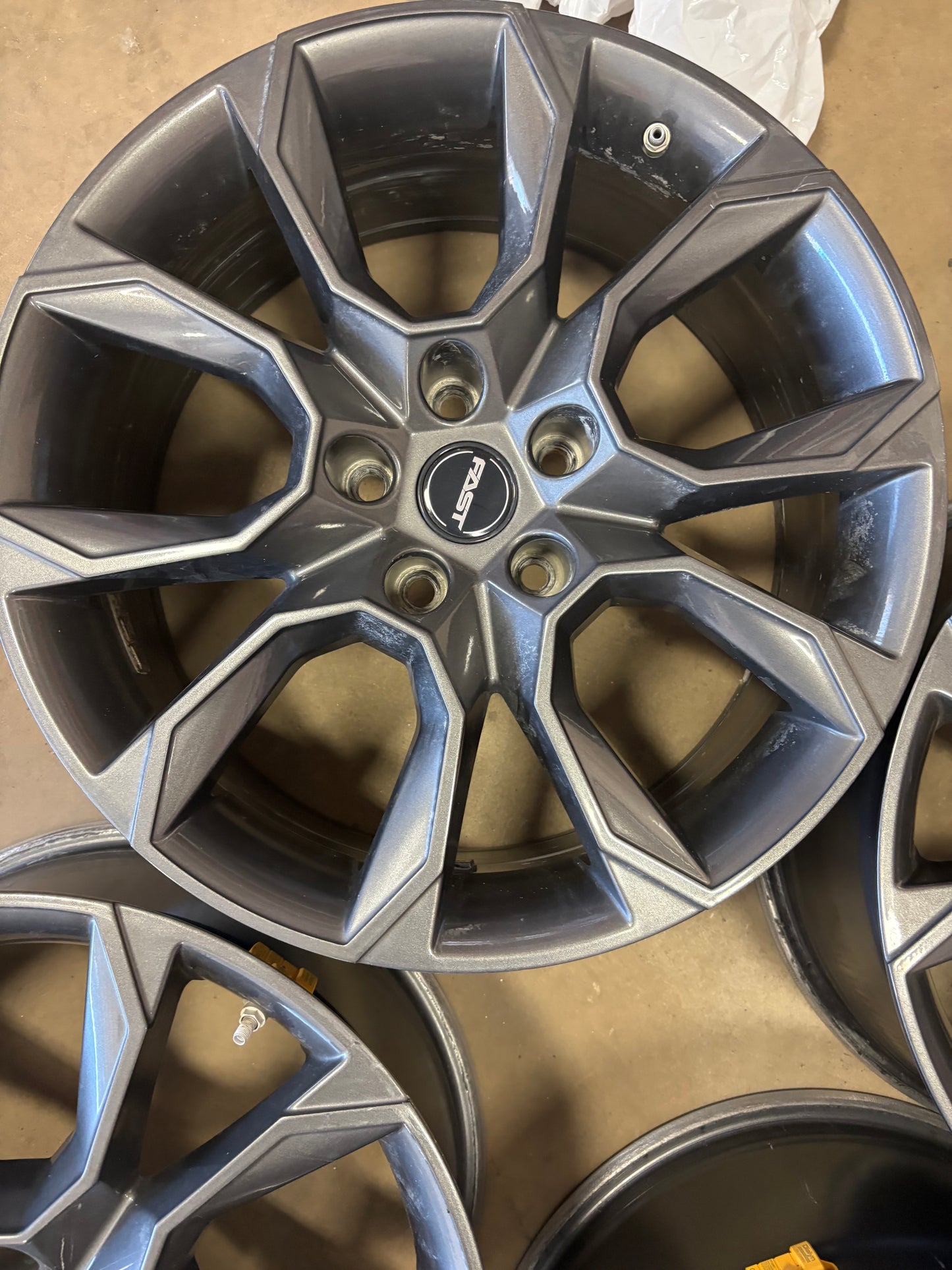4 mags fast 18 pouces 5x114.3 a l etat neuf ( ideal pour Nissan)