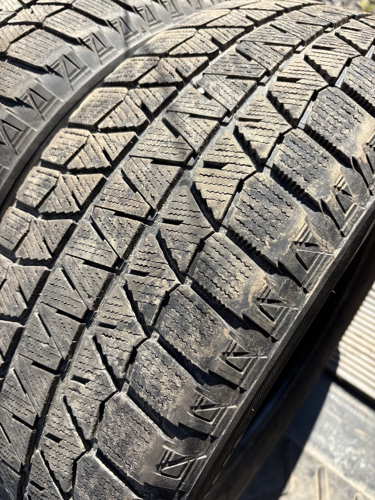2 pneus d hiver 235/60r18 Bridgestone en bon etat