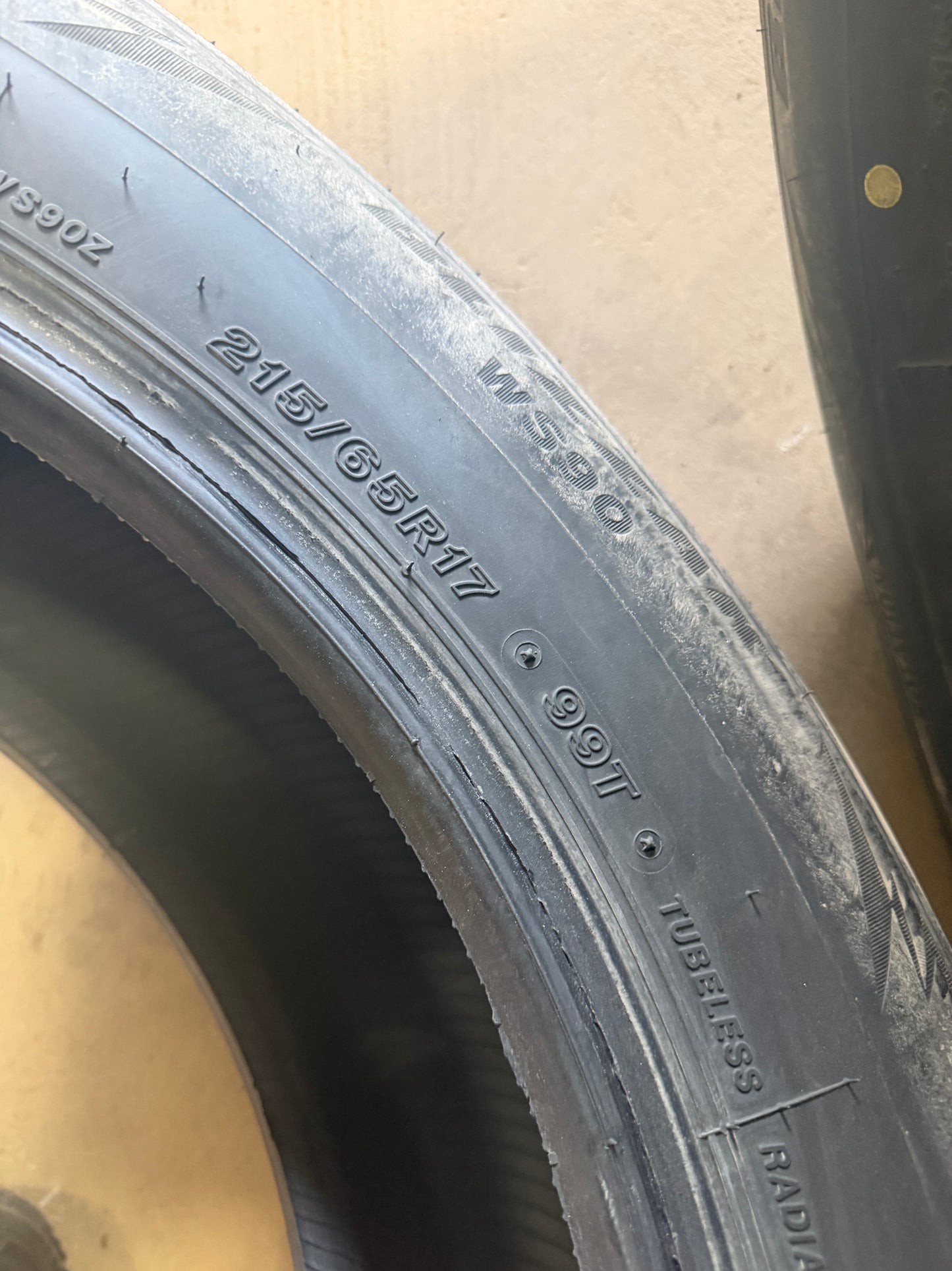 2 pneus d hiver 215/65r17 Bridgestone a l état neuf