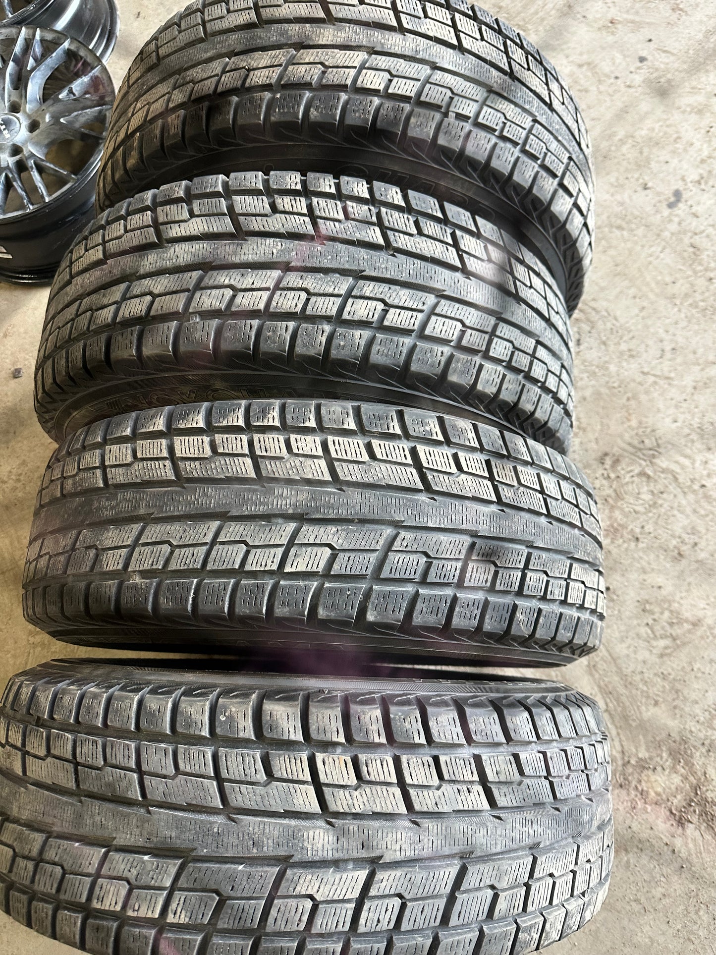 4 pneus d hiver 215/65r16 Yokohama a l etat neuf