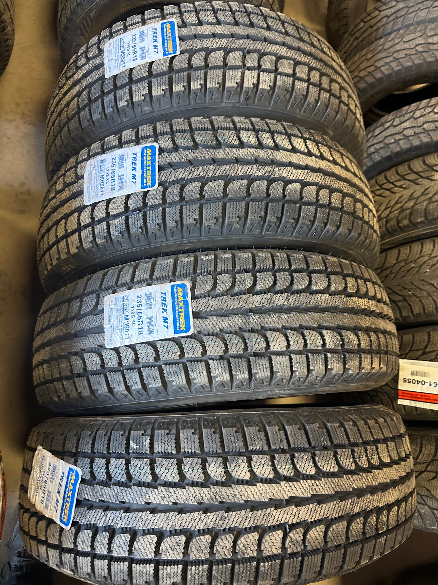 4 pneus d hiver neufs 235/65r18 maxtrek en liquidation