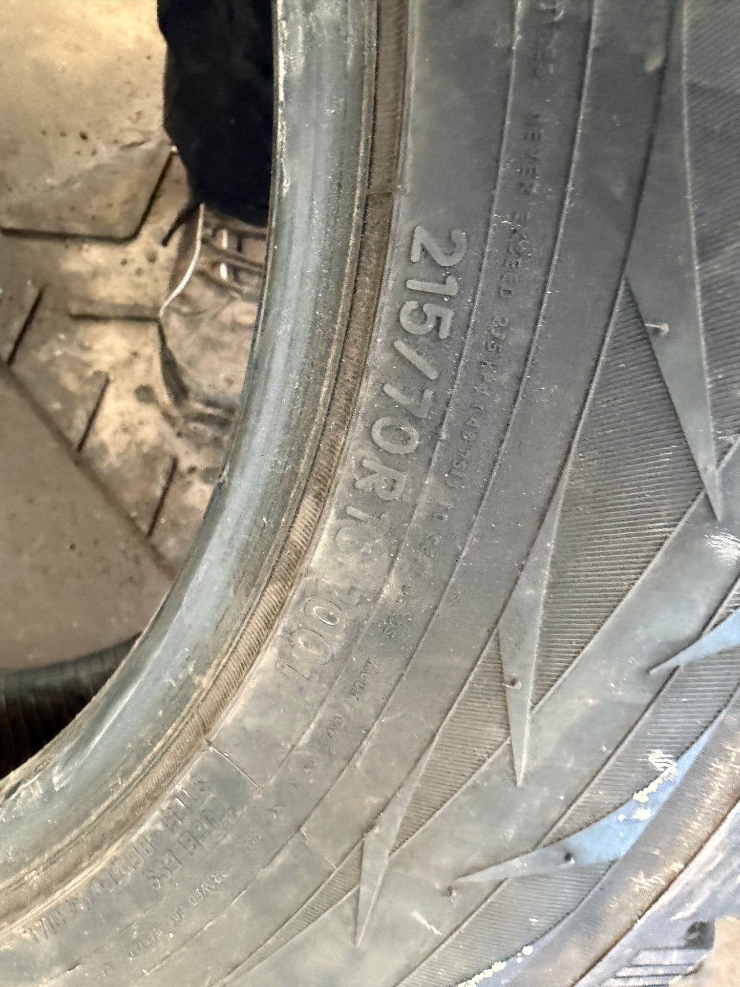 4 pneus d hiver 215/70r16 toyo en tres bon etat