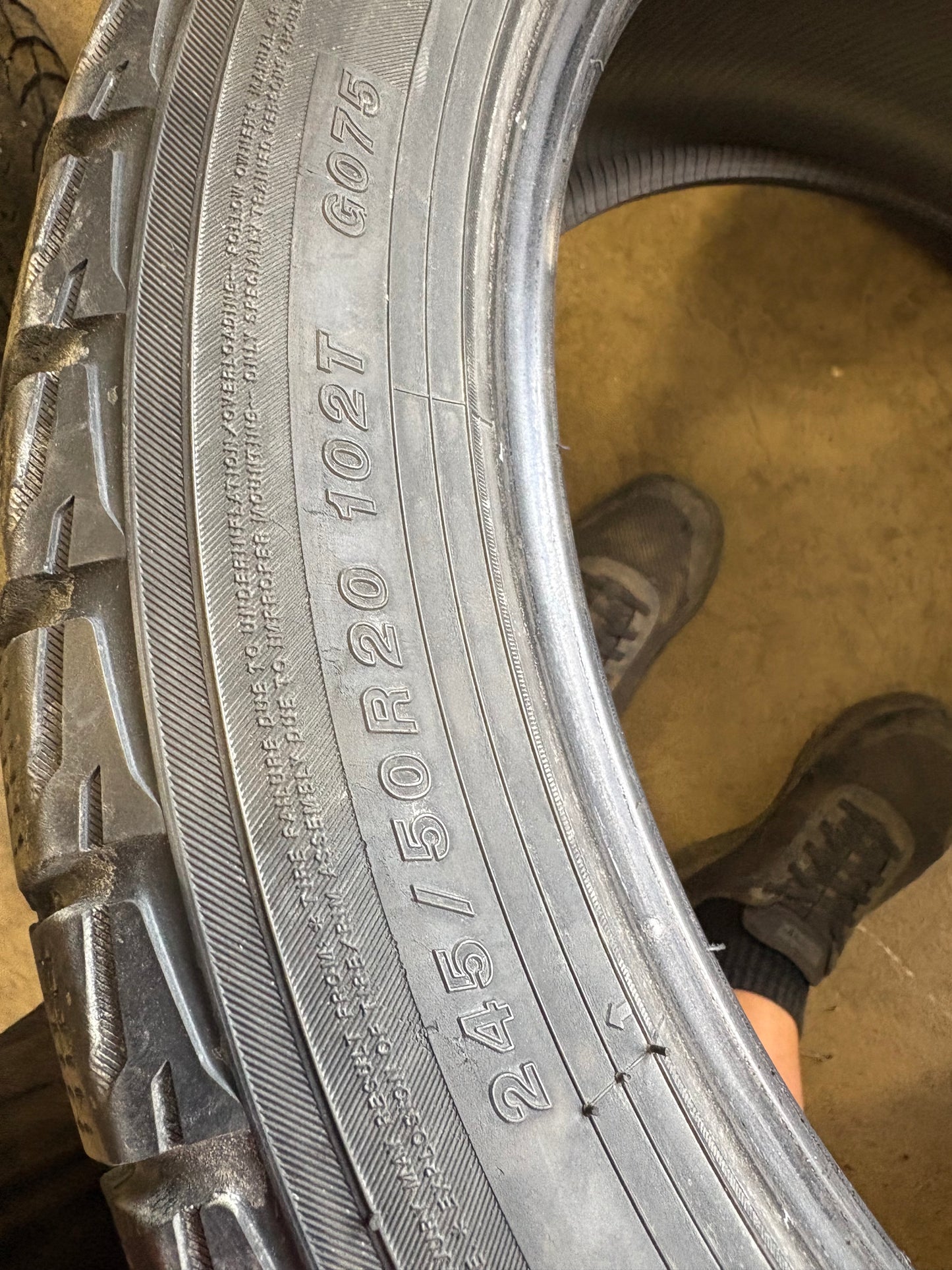 2 pneus d hiver 245/50r20 Yokohama en très bon état