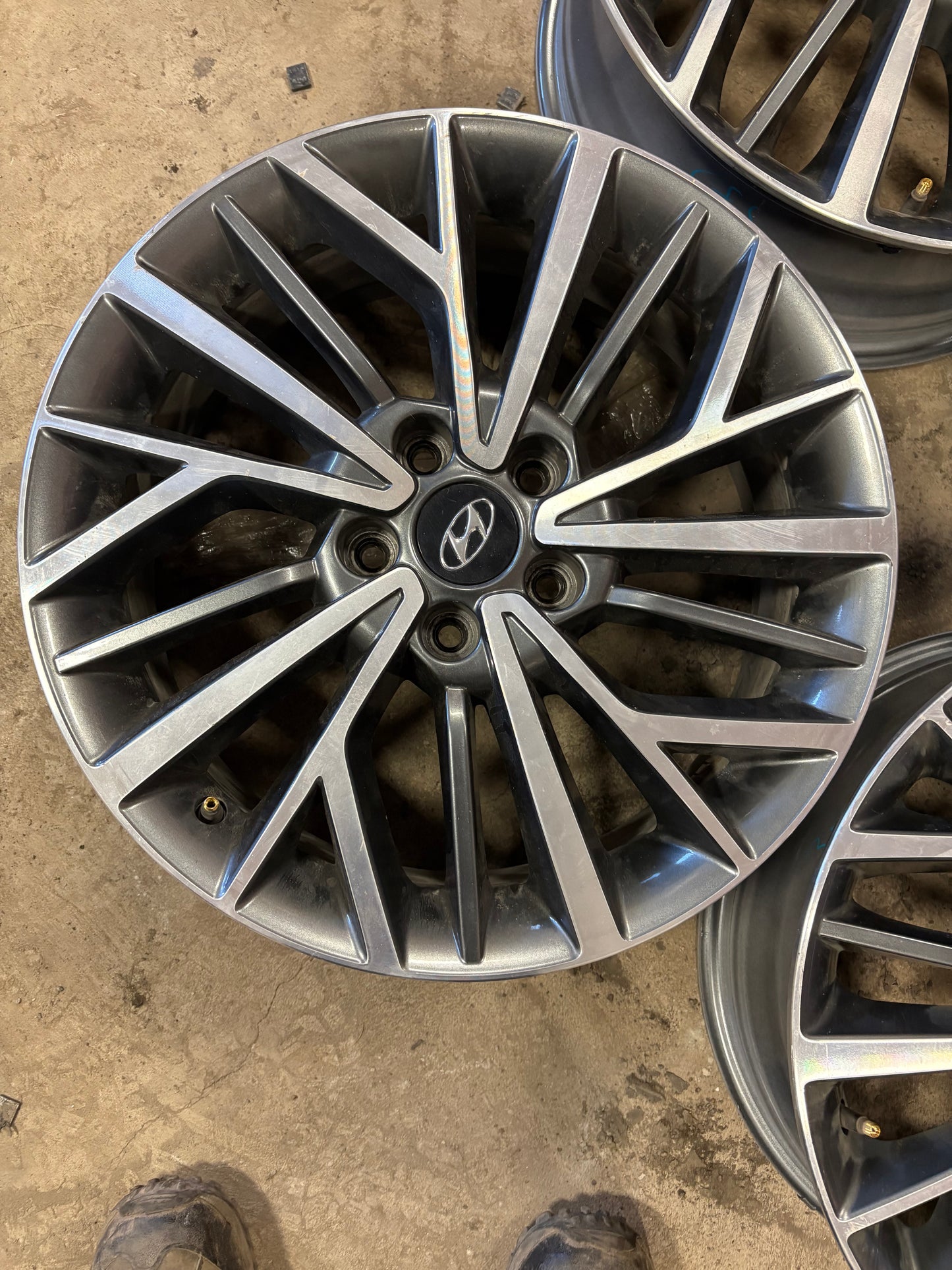 4 mags hyundai 18 pouces en parfaite etat