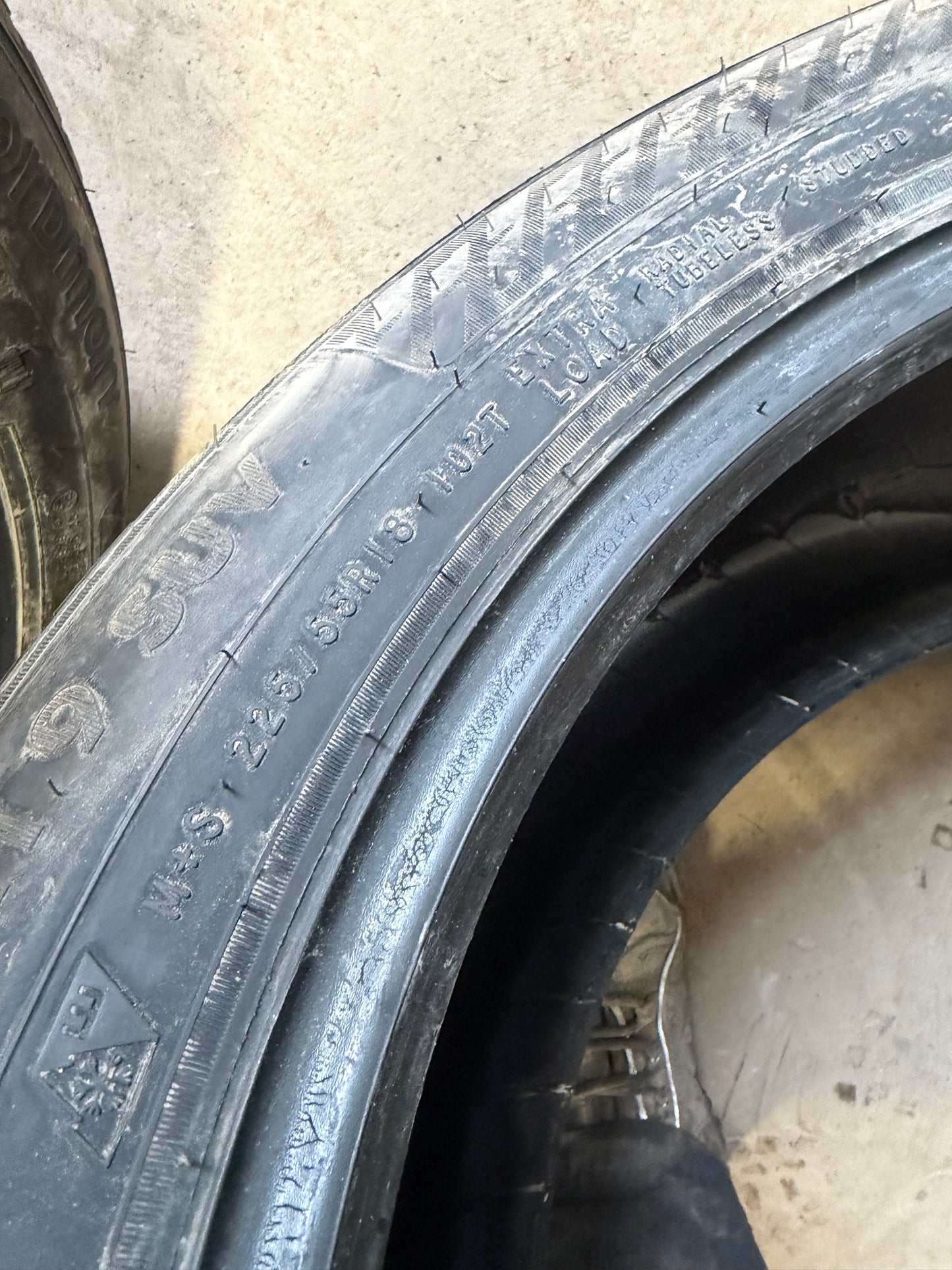 4 pneus d hiver 225/55r18 nokian a l etat neuf