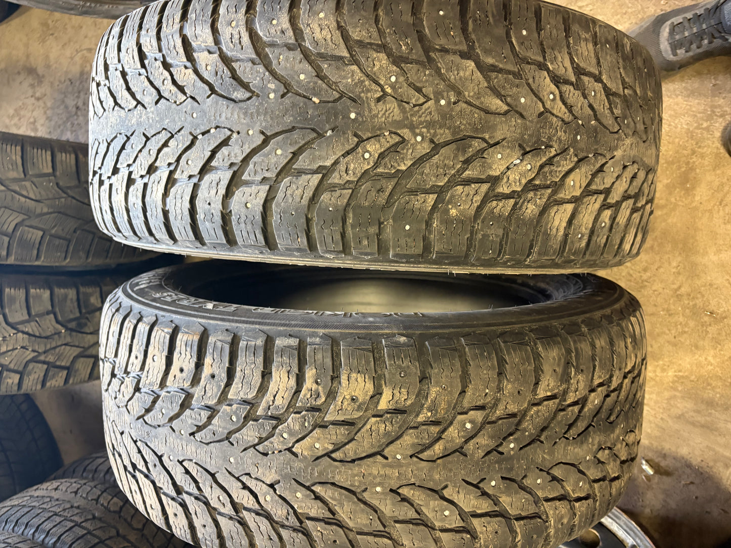 2 pneus d hiver 255/55r20 nokian a clou