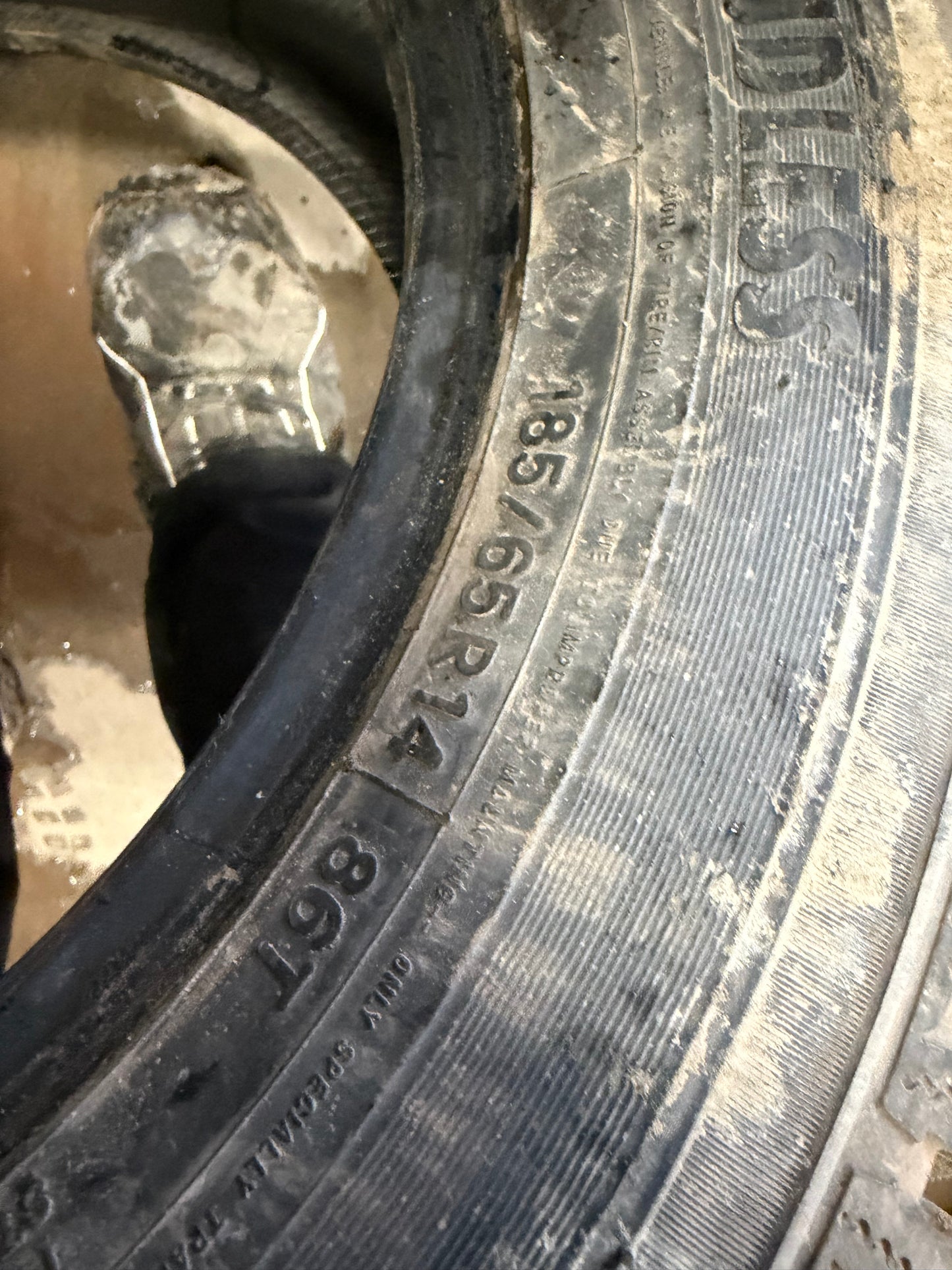 4 pneus d hiver 185/65r14 nitto a l etat neuf
