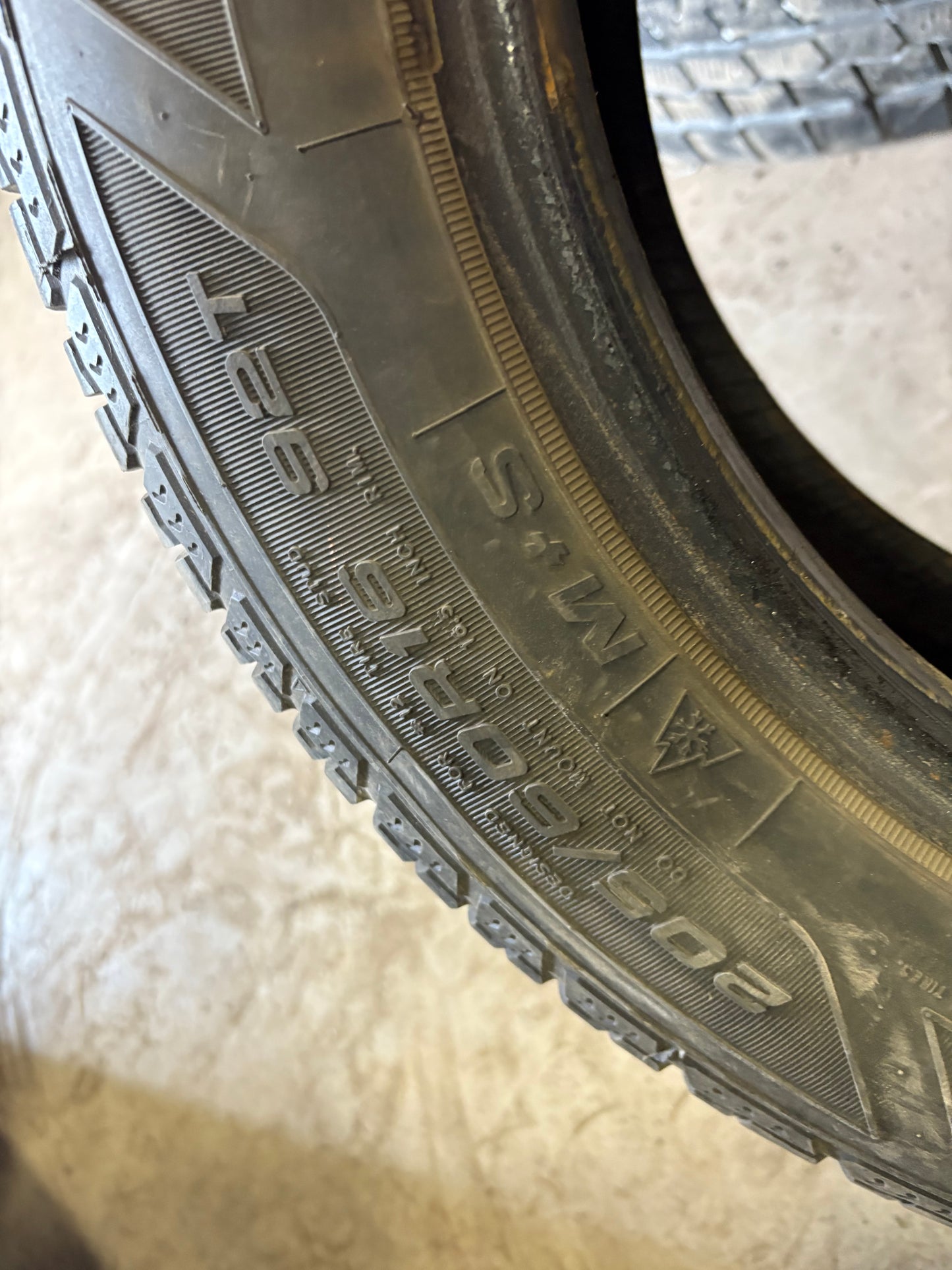 2 pneus d hiver 205/60r16 good year