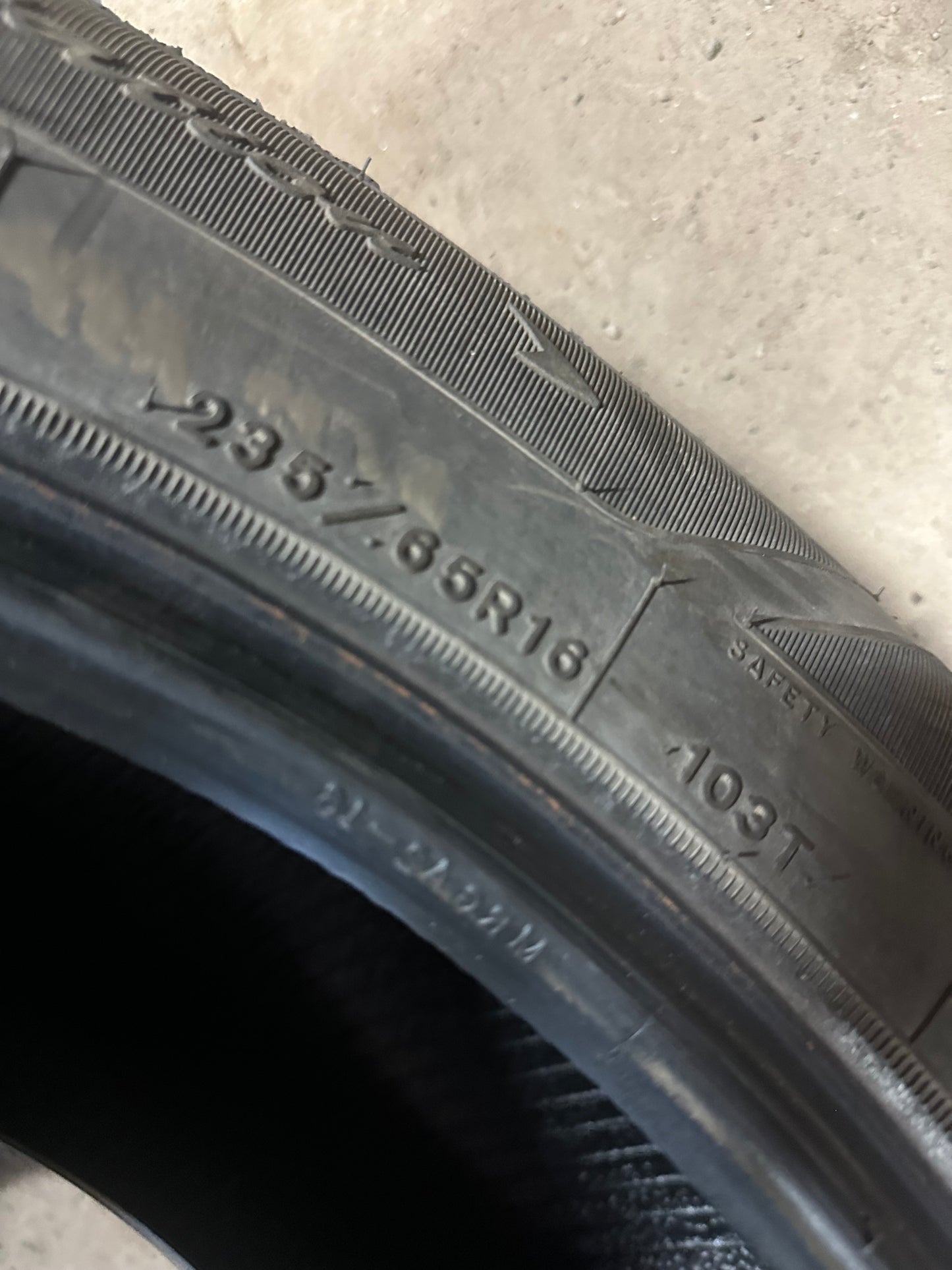 4 pneus d hiver 235/65r16 good year en bon etat