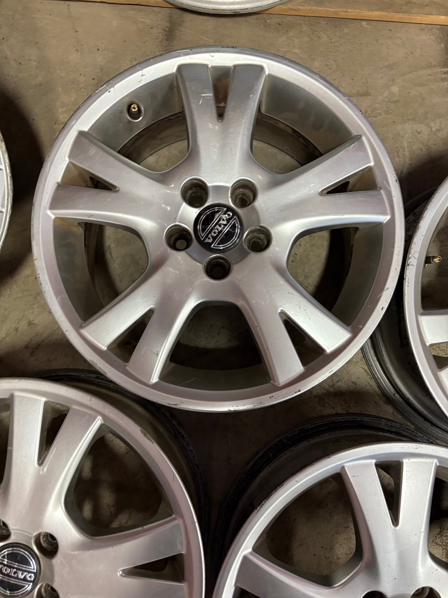 4 mags 17 pouces volvo 5x108 en bon état
