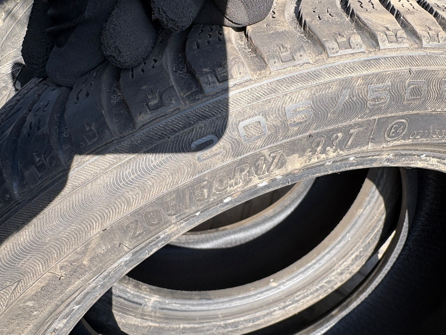 2 pneus d hiver 205/50r17 maxxis en tres bon etat