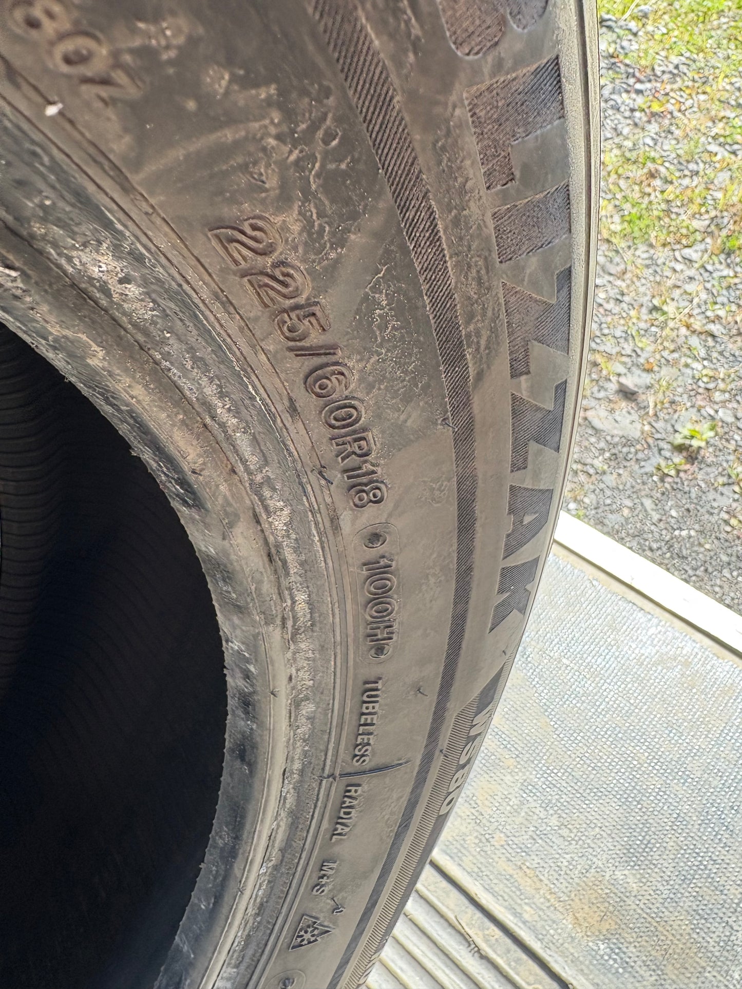 2 pneus d hiver 235/60r18 Bridgestone en bon etat