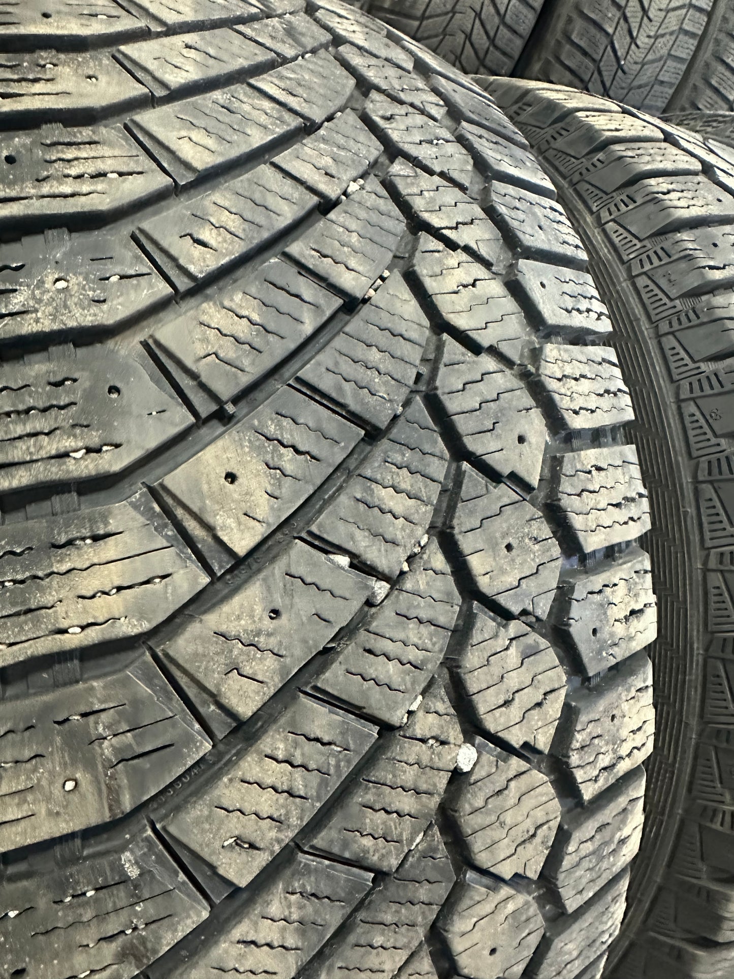 4 pneus d hiver 235/55r17 gislaved en bon état