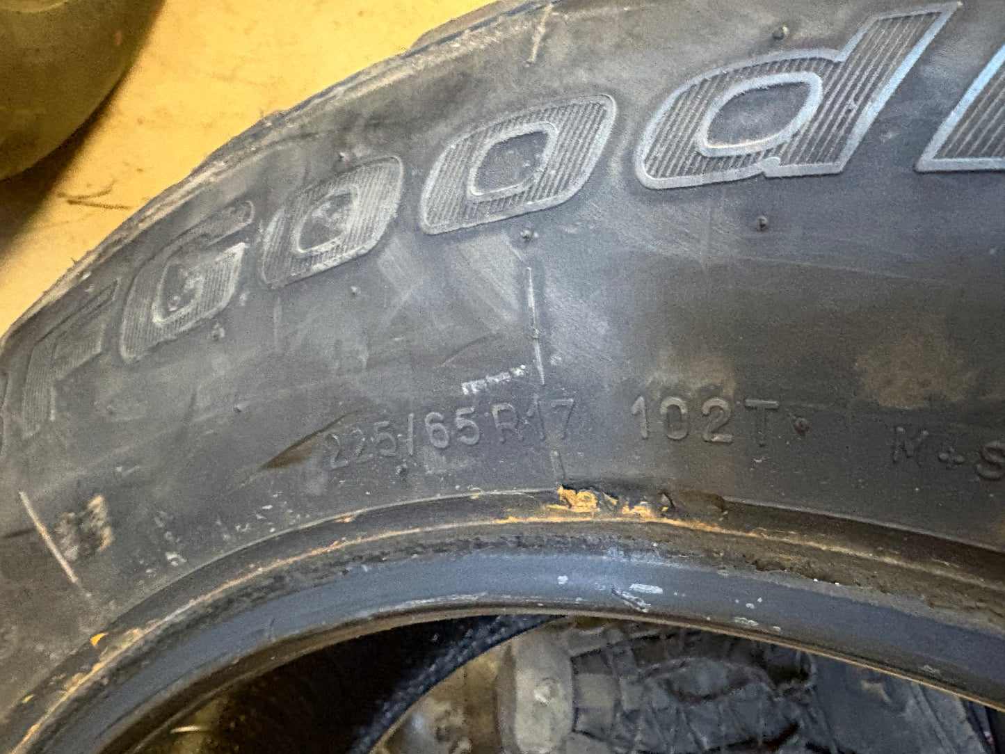 4 pneus d hiver 225/65r17 bf goodrich en bon état