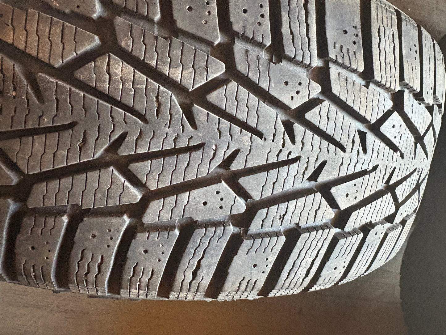 1 pneu d hiver 205/55r16 nokian en bon etat