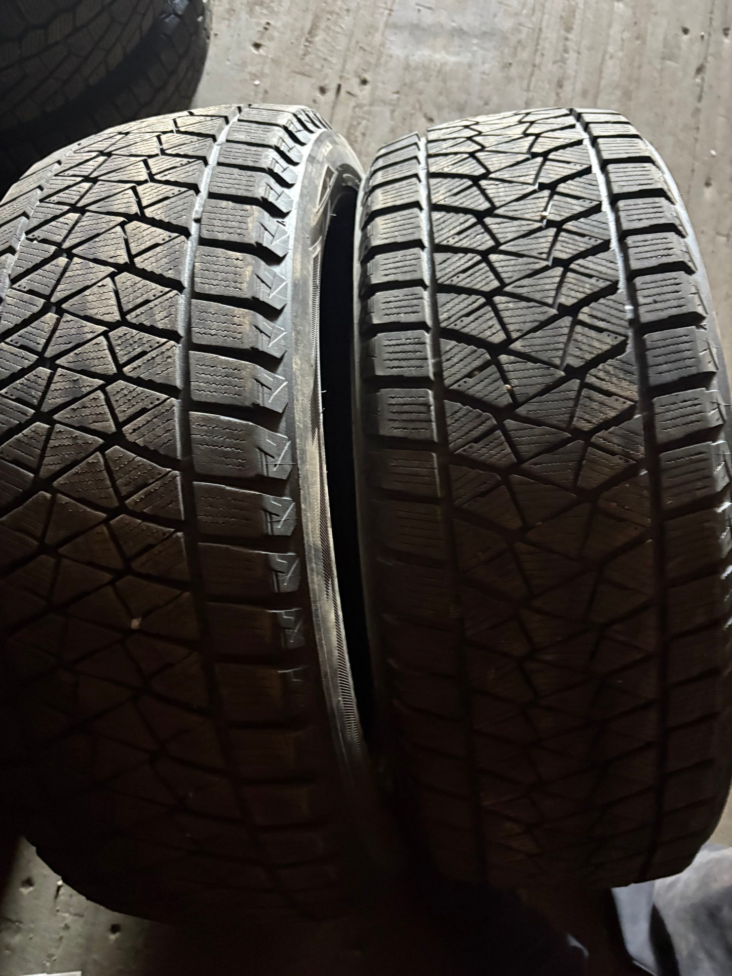 2 pneus d hiver 225/55r18 Bridgestone a l etat neuf