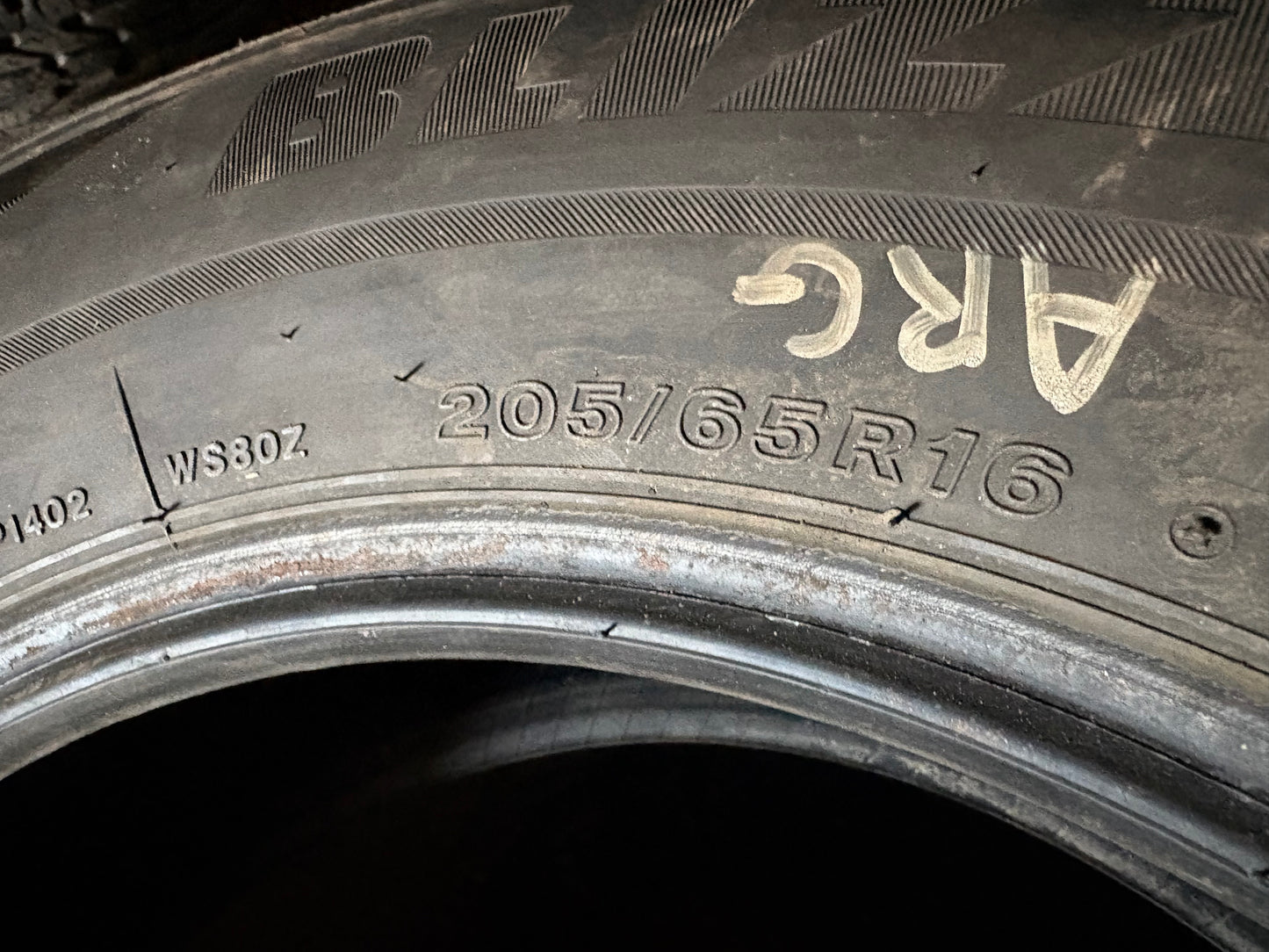 2 pneus d hiver 205/65r16 bridgestone