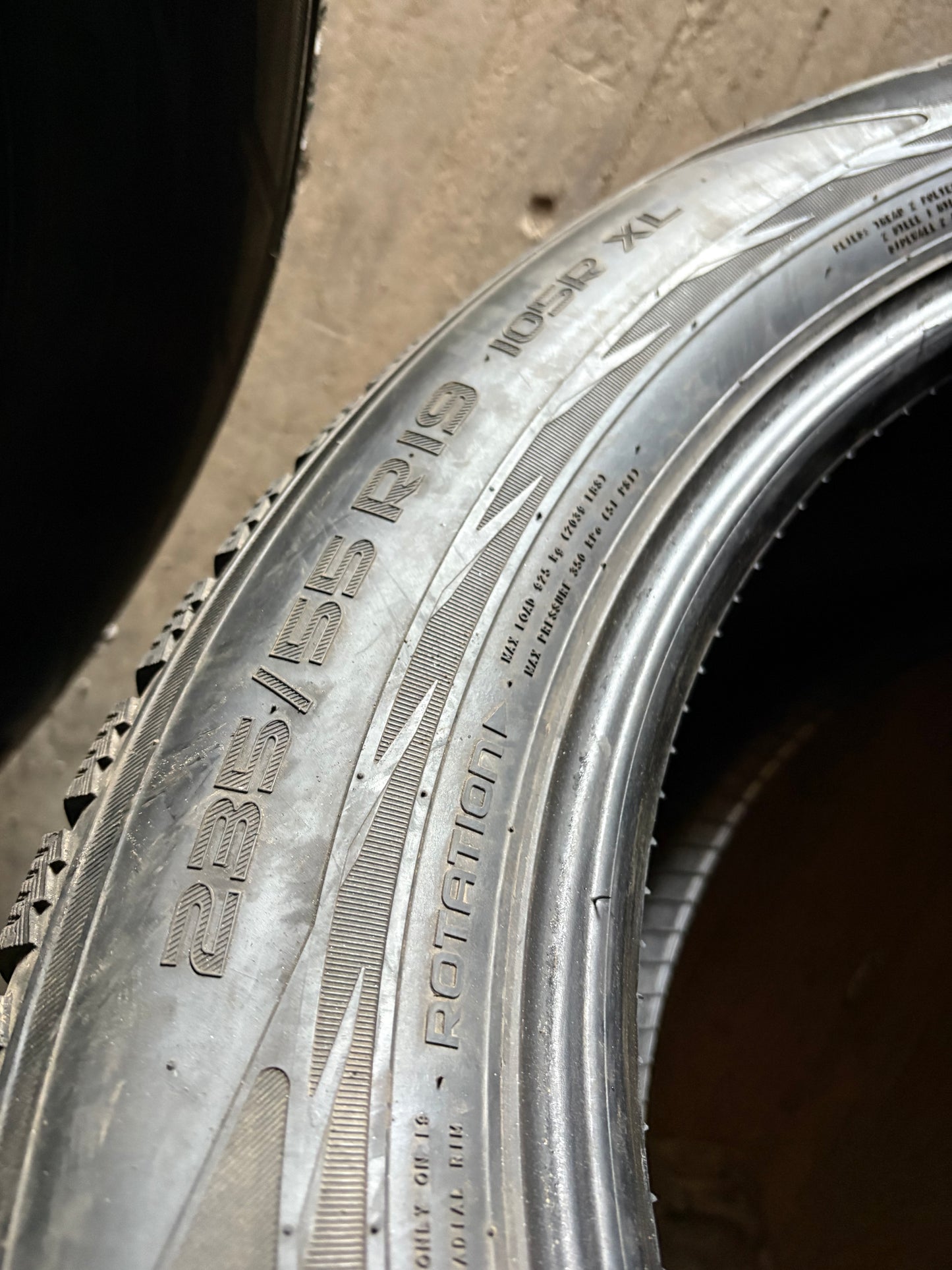 2 pneus d hiver 235/55r19 nokian en bon etat
