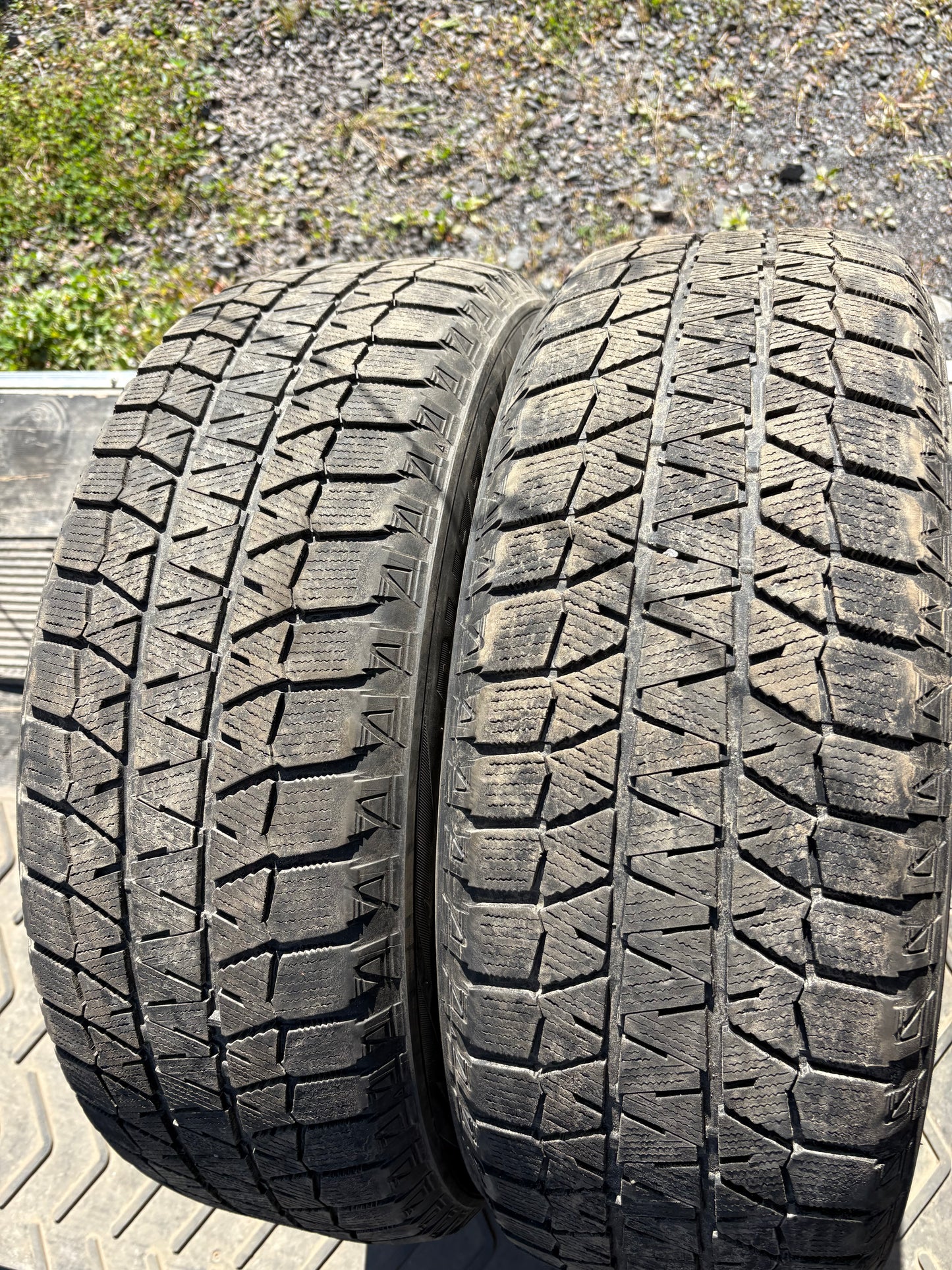 2 pneus d hiver 235/60r18 Bridgestone en bon etat