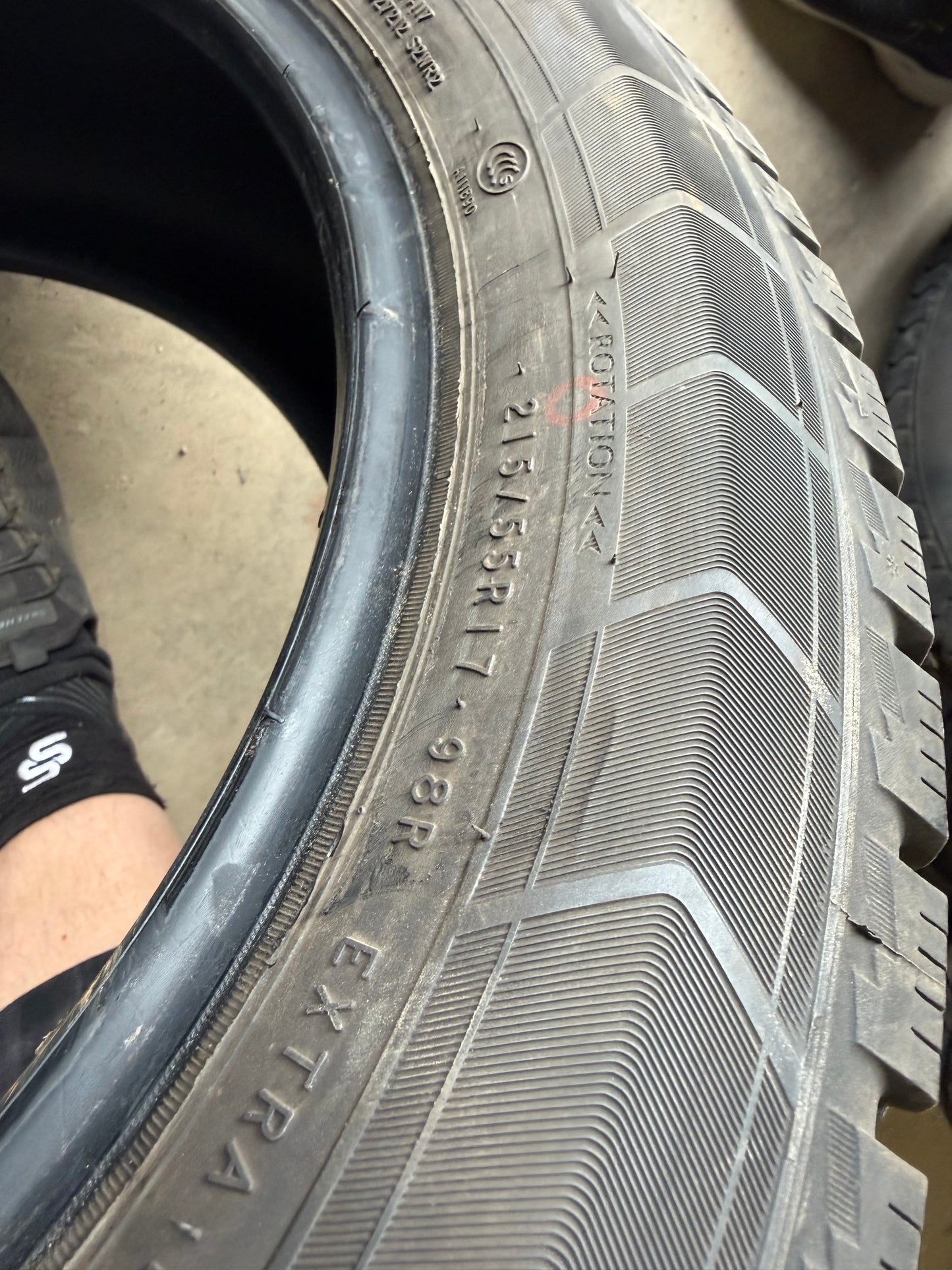 4 pneus d hiver 215/55r17 triangle en tres bon état