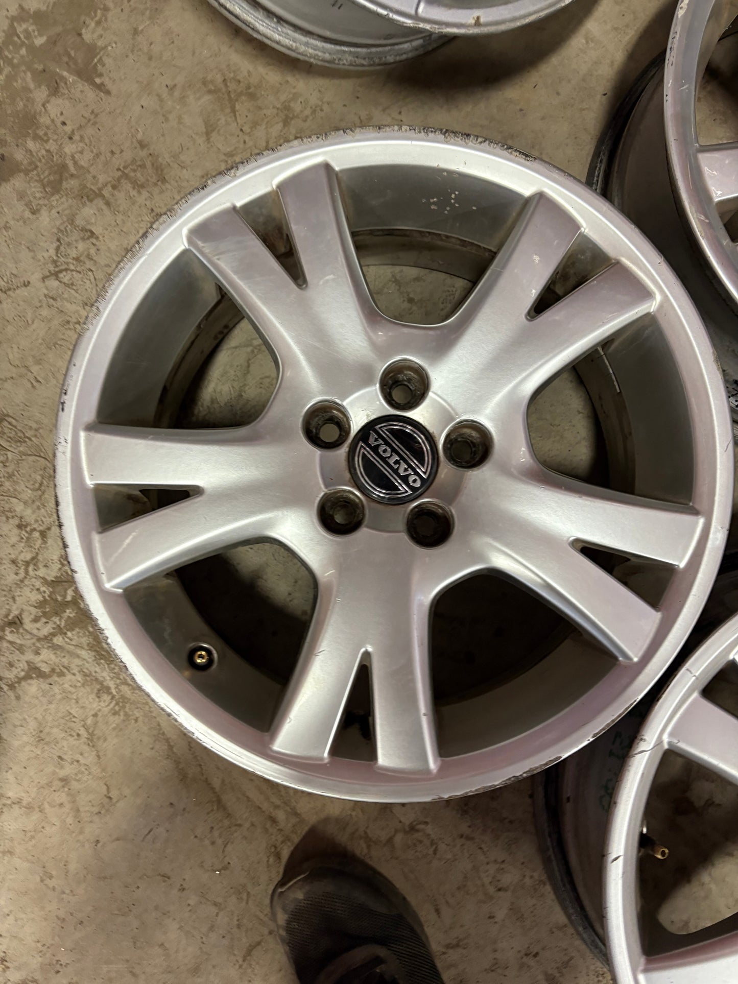 4 mags 17 pouces volvo 5x108 en bon état
