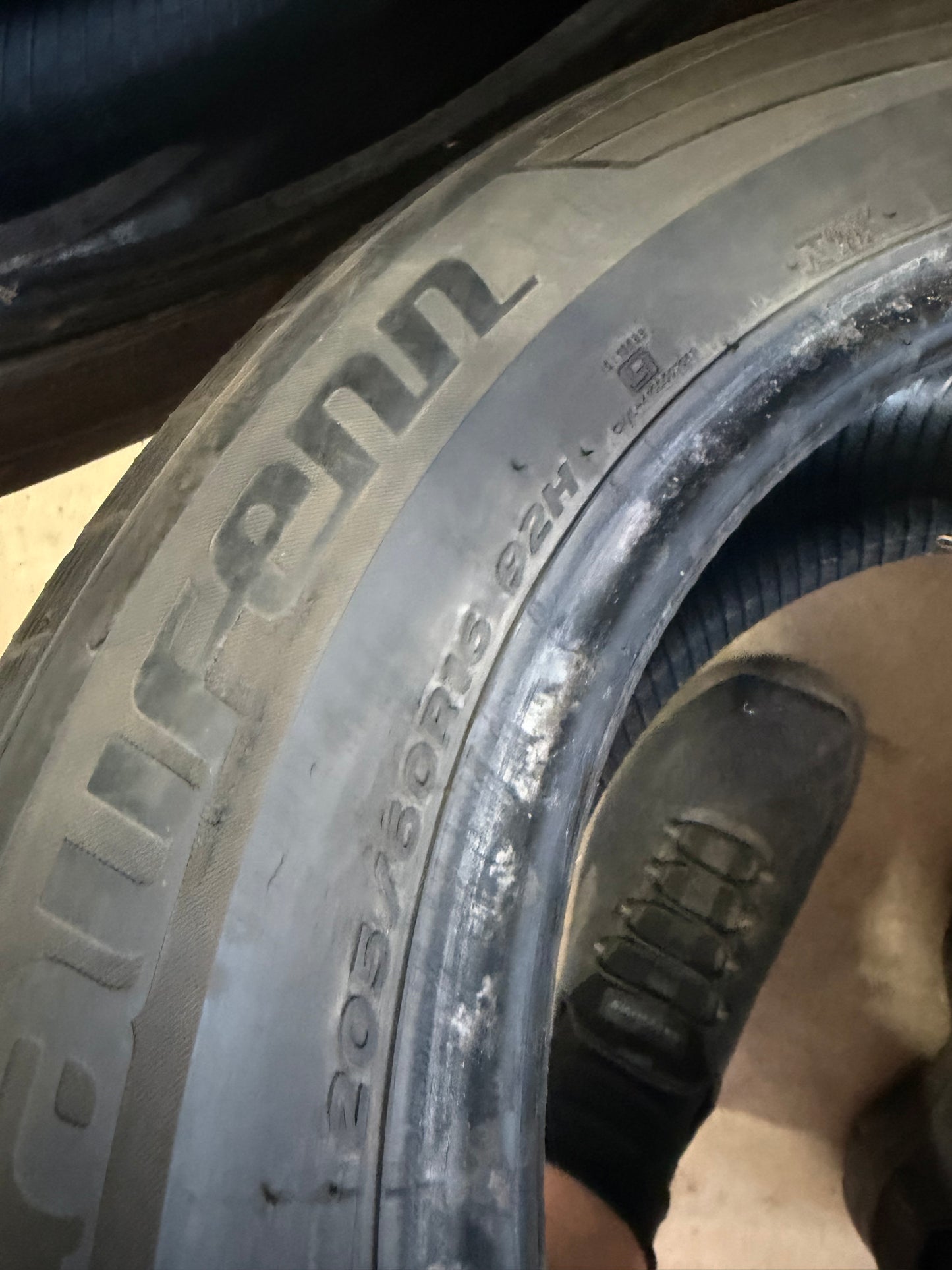 4 pneus d ete 205/60r16 laufenn en tres bon etat