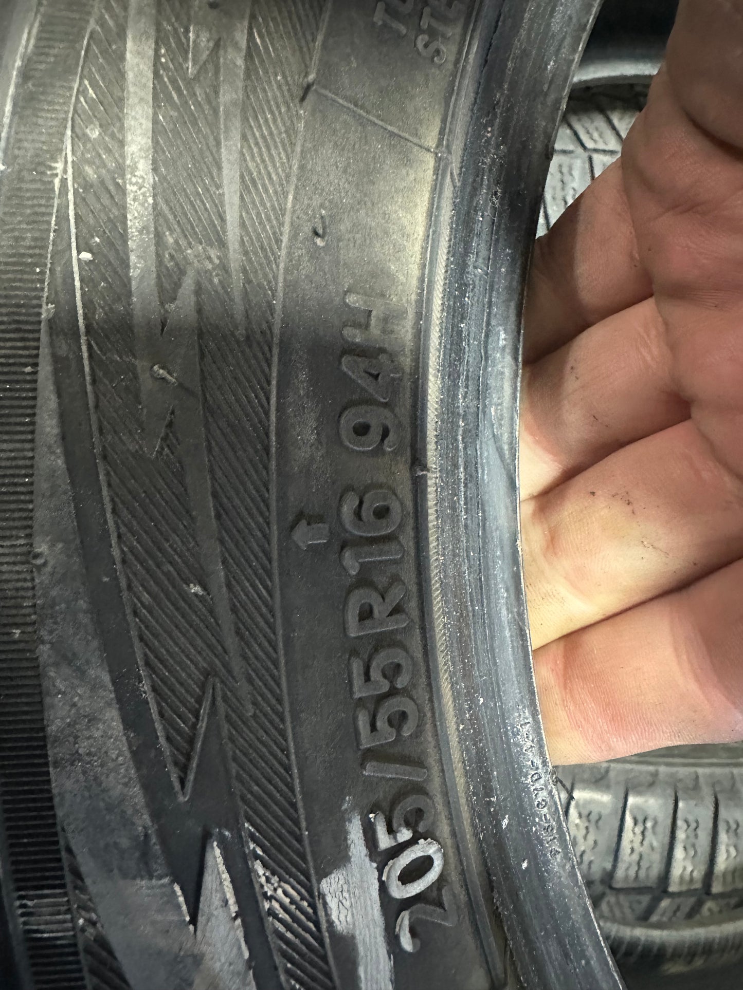 4 pneus d hiver 205/55r16 toyo