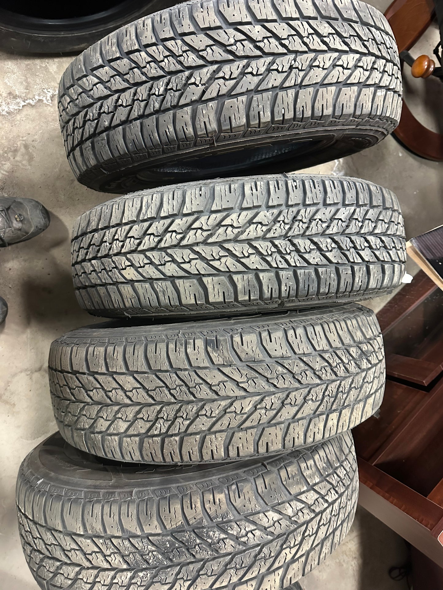 4 pneus d hiver 235/65r16 good year en bon etat