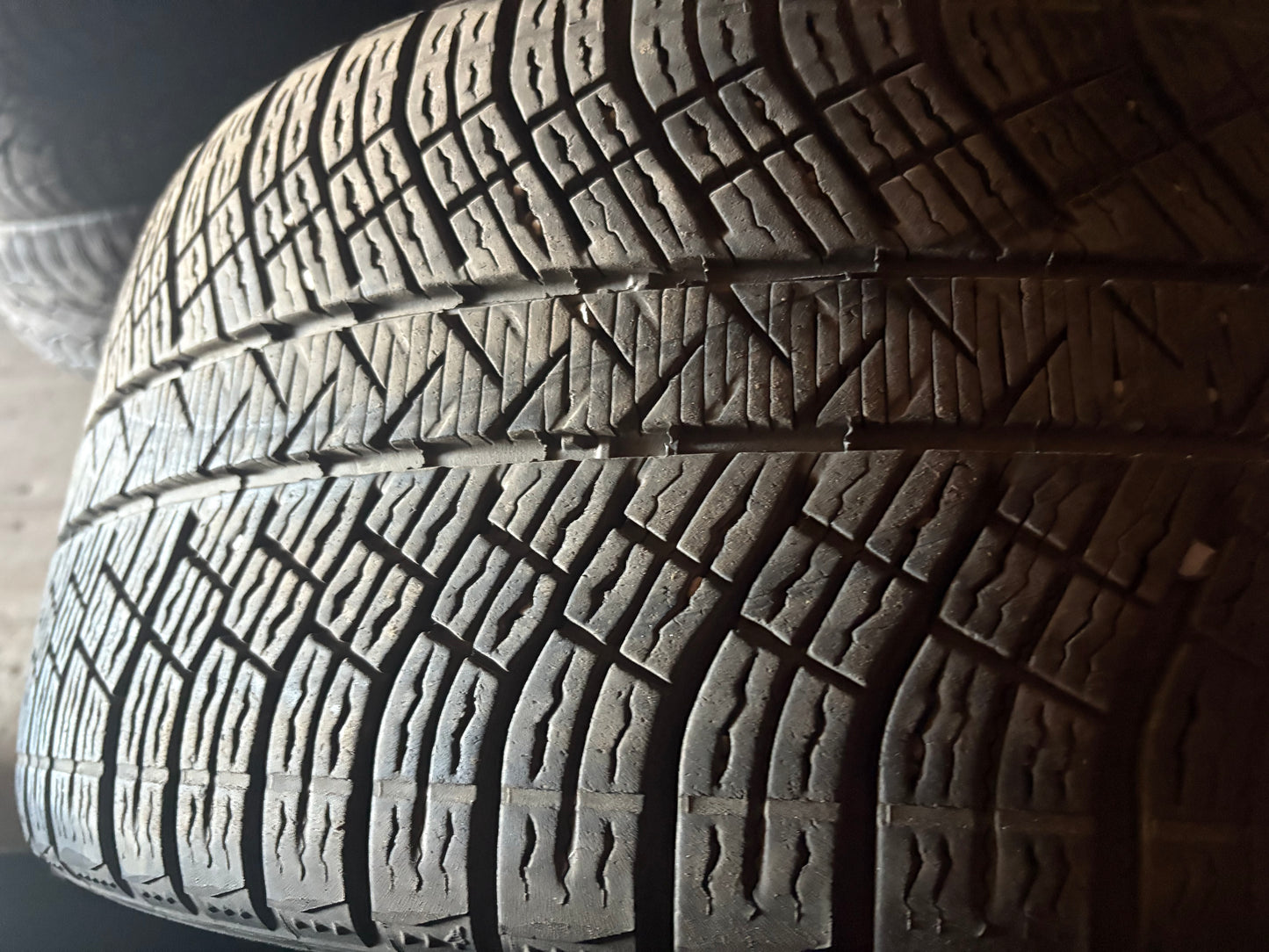 2 pneus d hiver 245/35r20 Michelin en bon état