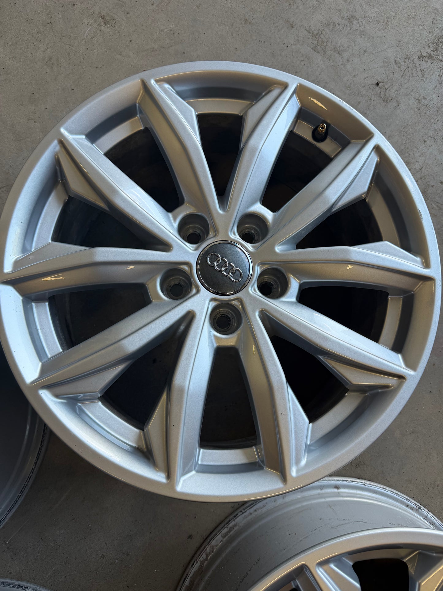 4 mags audi 17 pouces 5x112 a l état neuf