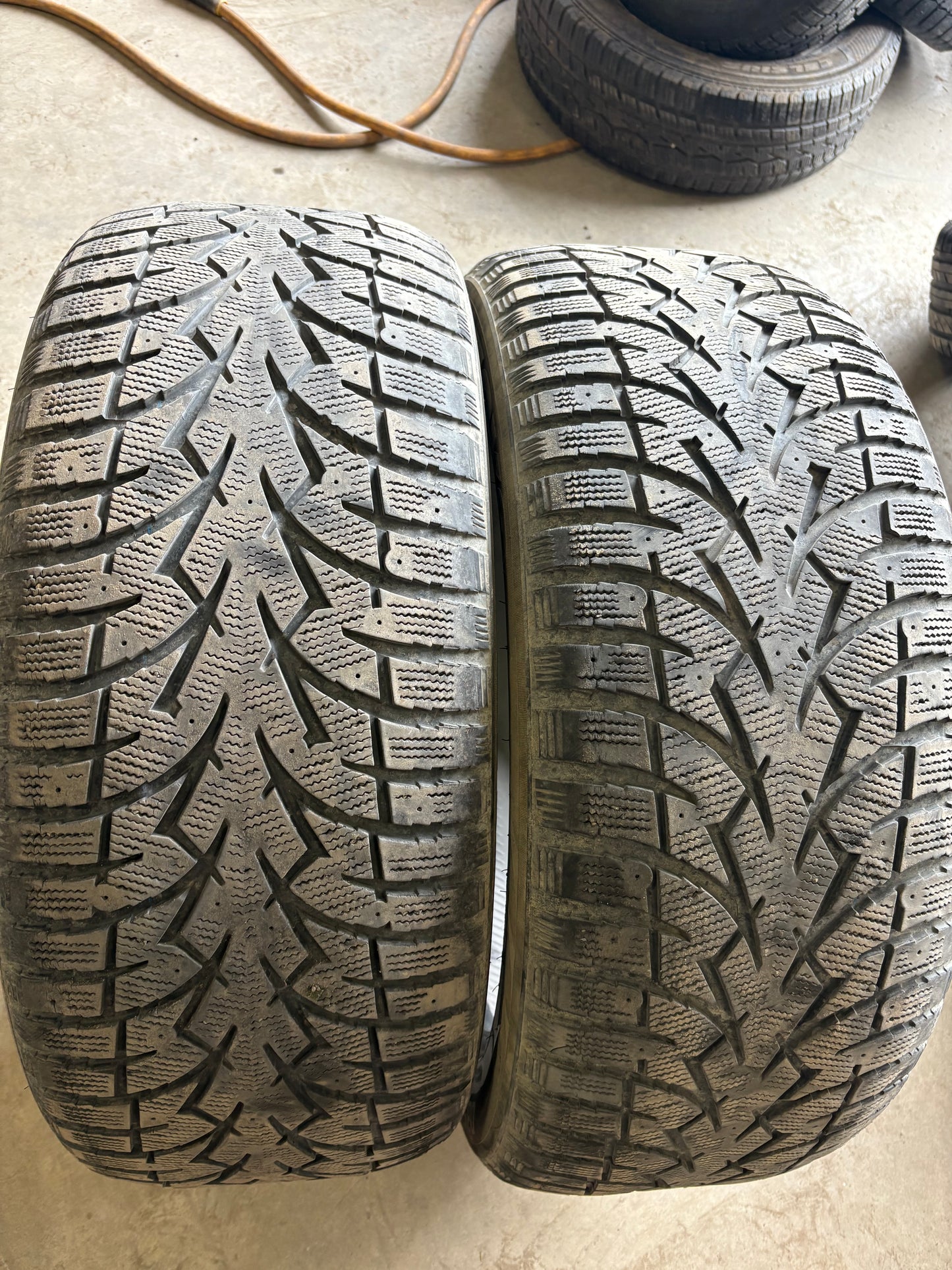 2 pneus d hiver 285/45r22 toyo en bon etat