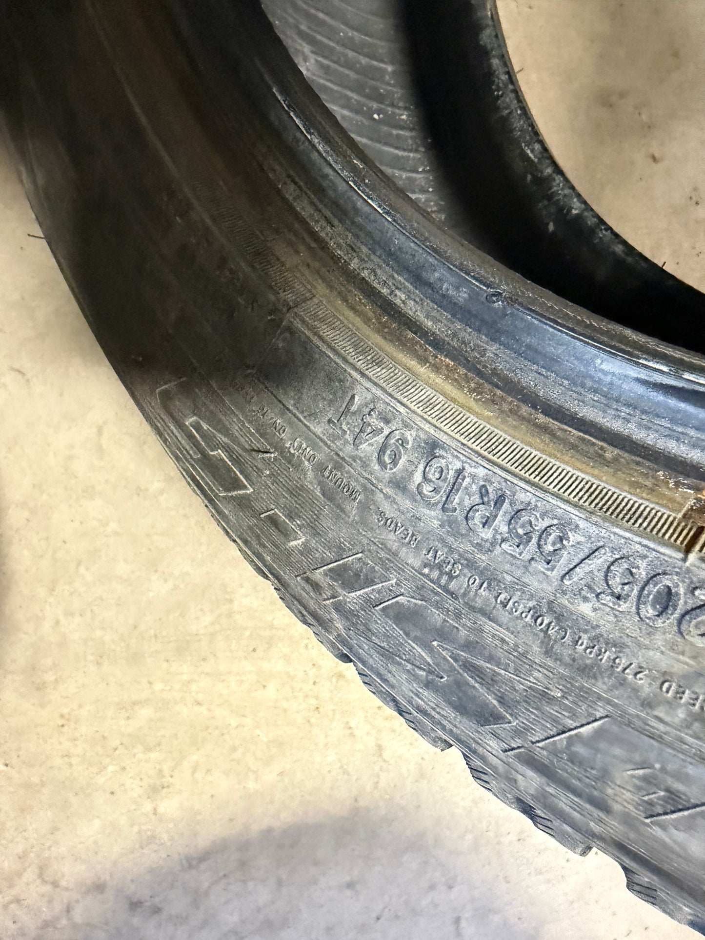 4 pneus d hiver 205/55r16 toyo a l etat neuf