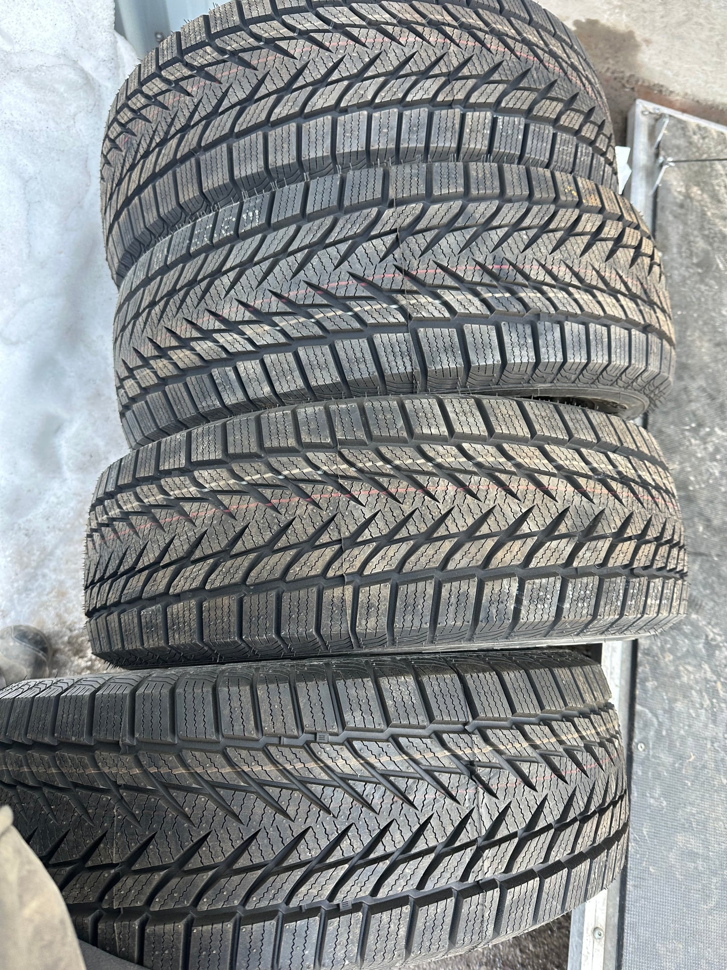 4 pneus d hiver neuf 205/65r15 joyroad