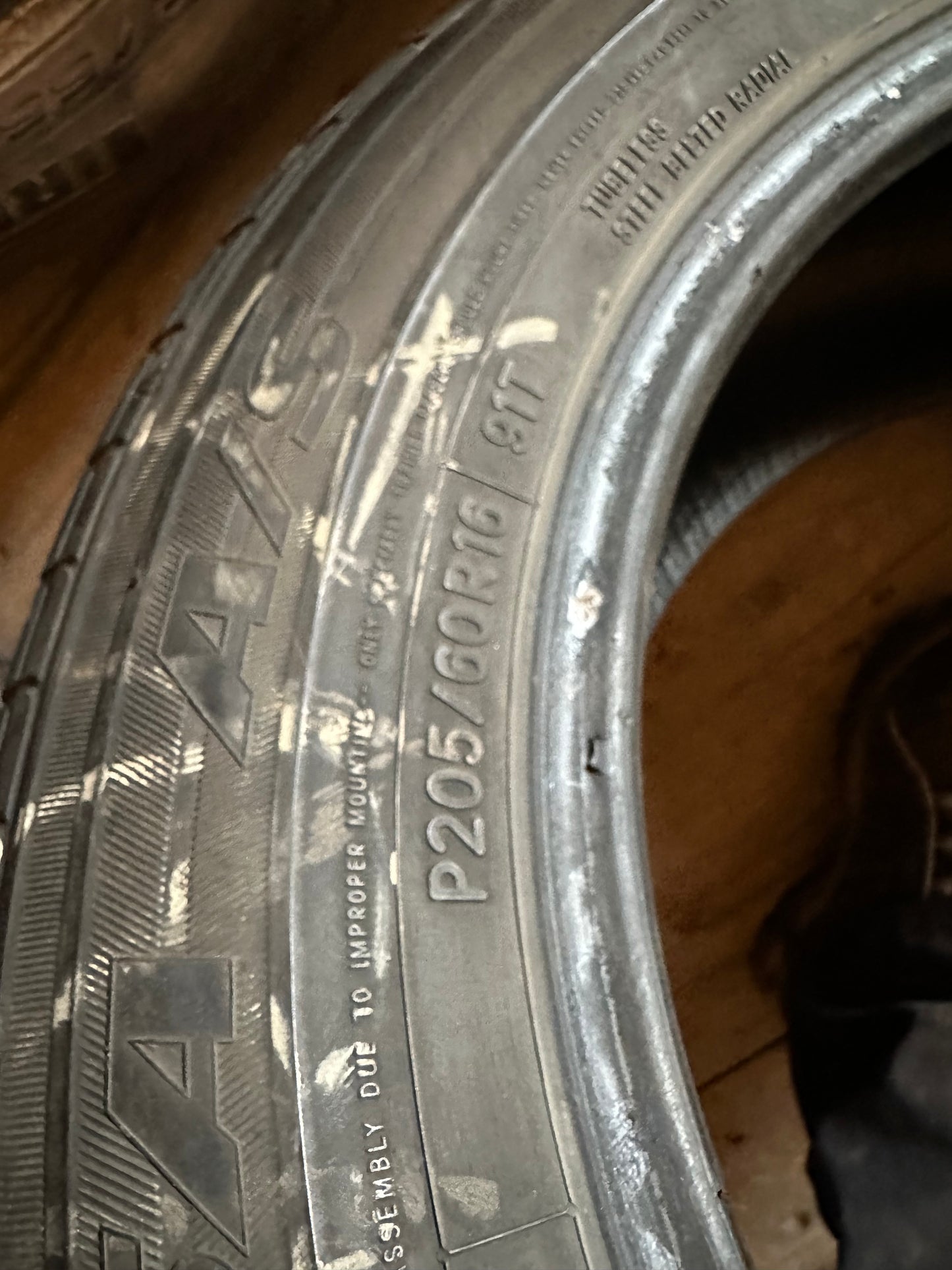 1 pneu d’été 205/60r16 toyo en très bon état