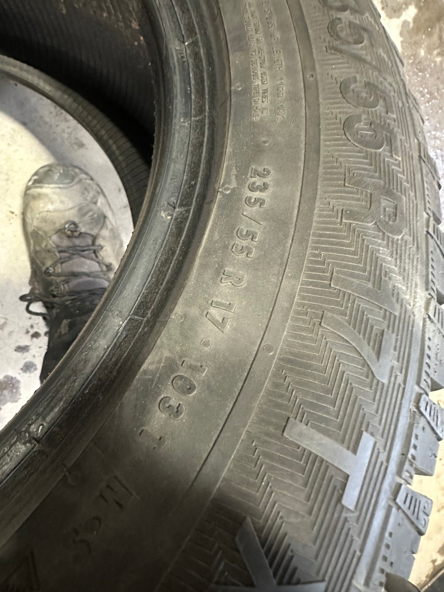 4 pneus d hiver 235/55r17 gislaved en bon état