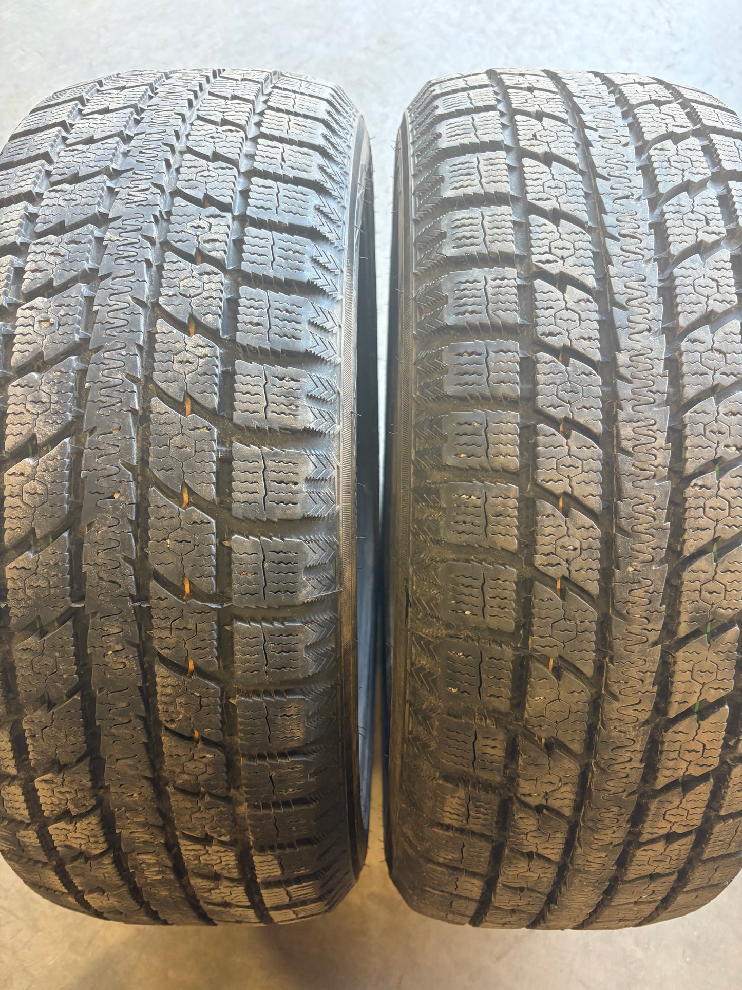 2 pneus d hiver 225/55r18 toyo en tres bon etat
