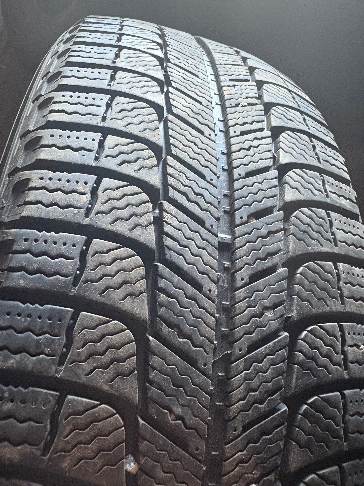 1 pneu d hiver 225/60r17 Michelin en bon état