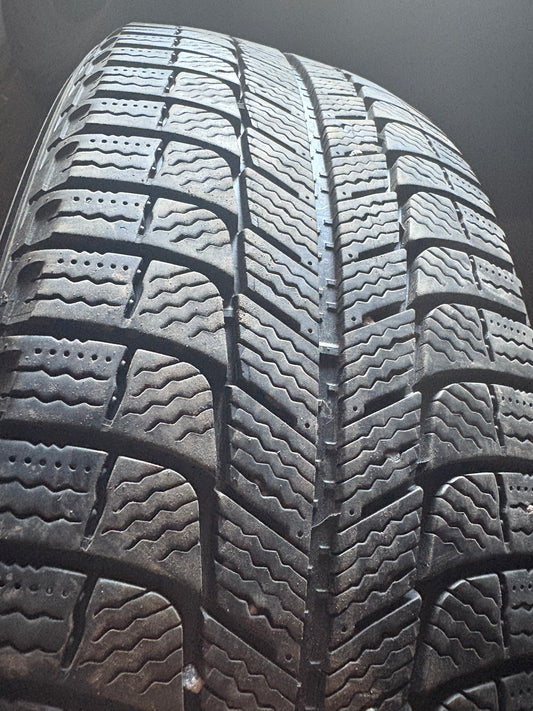 1 pneu d hiver 225/60r17 Michelin en bon état