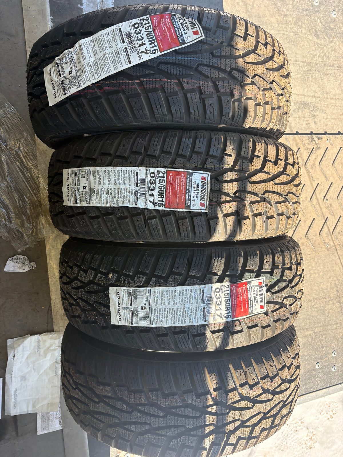 4 pneus d hiver neufs 215/60r16 uniroyal en liquidation