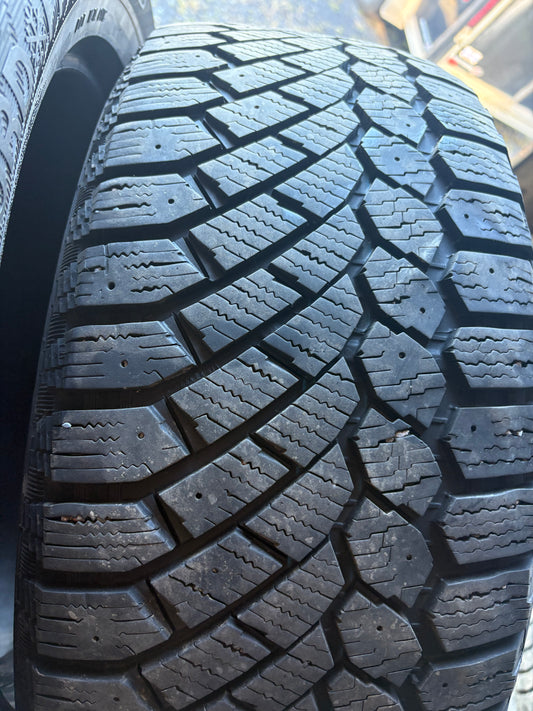 2 pneus d hiver 235/55r17 gislaved a l etat neuf